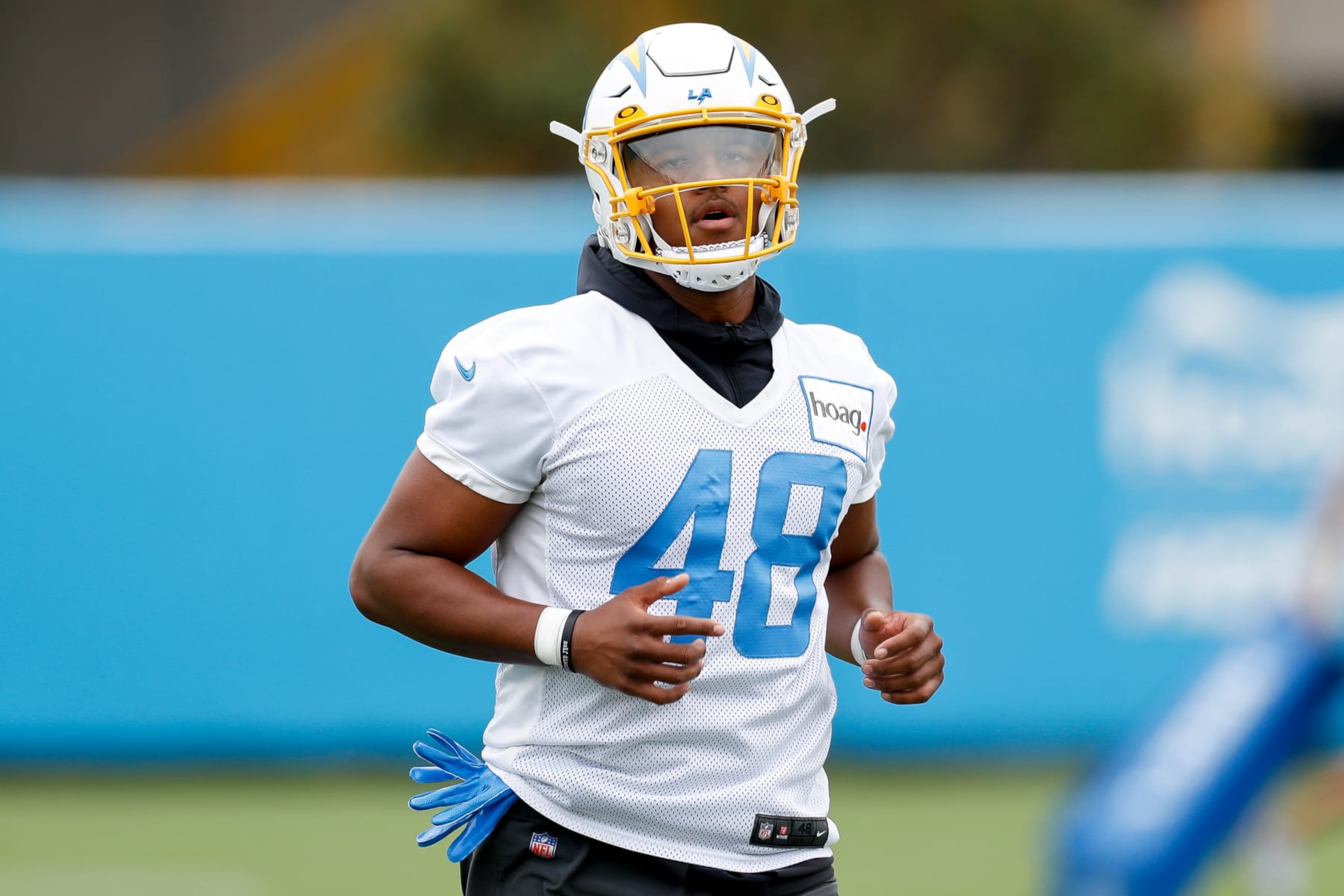 COSTA MESA, CA - MAY 22: Los Angeles Chargers tight end Stone Smartt (48) takes part in a drill during the team's OTA practice on May 22, 2023, at the Hoag Performance Center in Costa Mesa, CA. (Photo by Brandon Sloter/Icon Sportswire via Getty Images) COSTA MESA, CA - MAY 22: Los Angeles Chargers tight end Stone Smartt (48) takes part in a drill during the team's OTA practice on May 22, 2023, at the Hoag Performance Center in Costa Mesa, CA. (Photo by Brandon Sloter/Icon Sportswire via Getty Images)