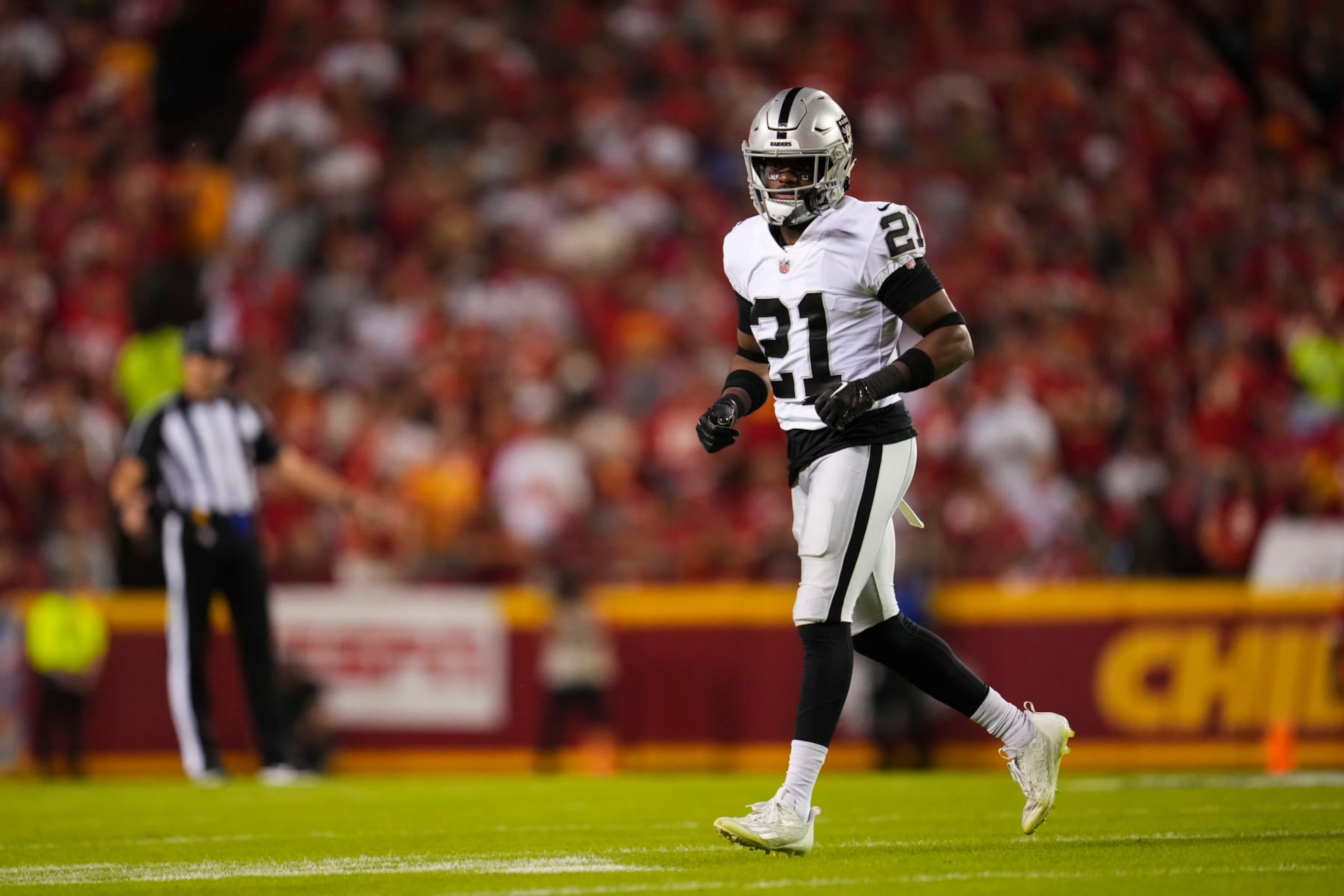 KANSAS CITY, MO - OCTOBER 10: Amik Robertson #21 of the Las Vegas Raiders gets set against the Kansas City Chiefs at GEHA Field at Arrowhead Stadium on October 10, 2022 in Kansas City, Missouri. (Photo by Cooper Neill/Getty Images)