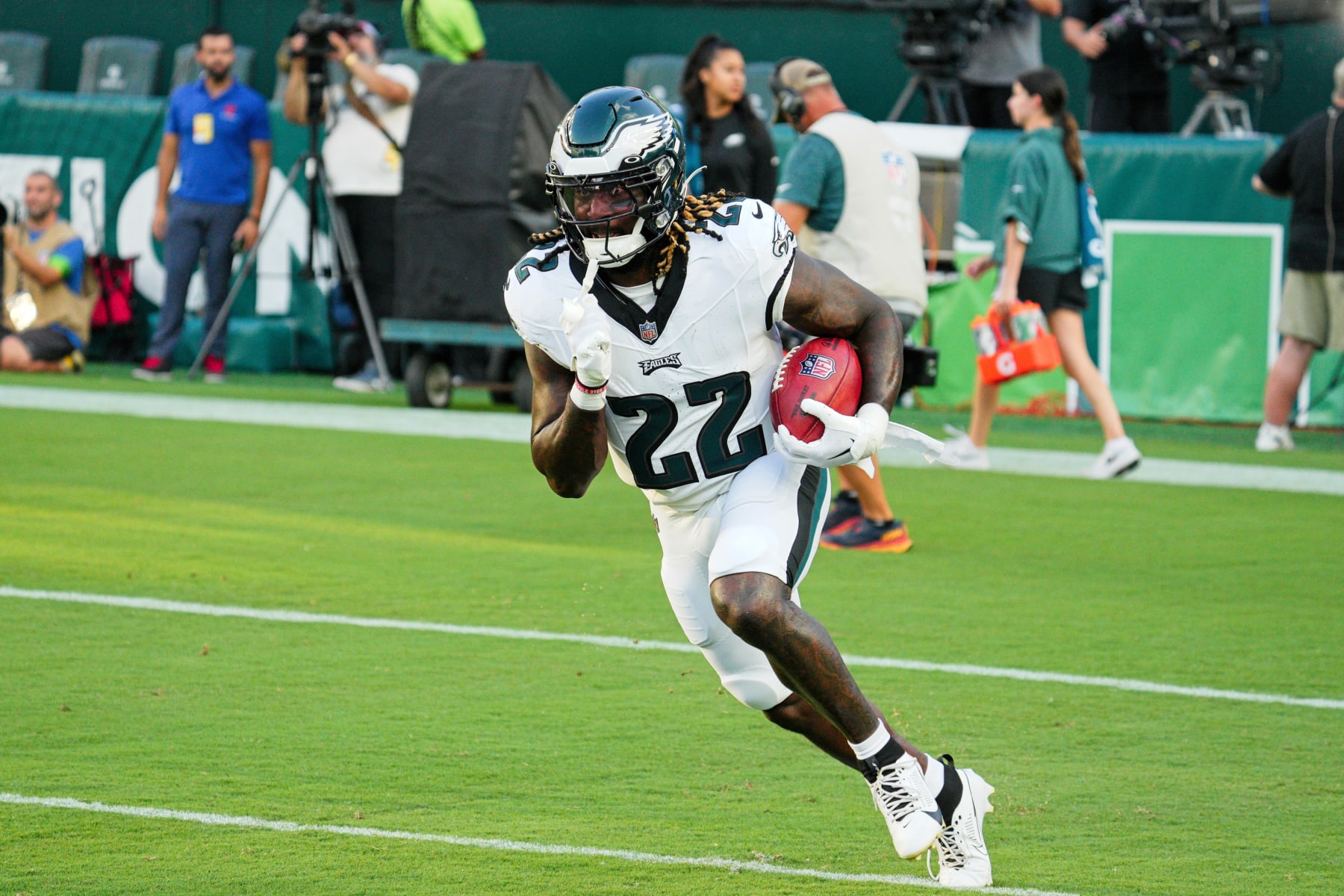 PHILADELPHIA, PA - AUGUST 17: Philadelphia Eagles running back Trey Sermon (22) warms up during the preseason game between the Cleveland Browns and the Philadelphia Eagles on August 17, 2023, at Lincoln Financial Field in Philadelphia, PA. (Photo by Andy Lewis/Icon Sportswire via Getty Images)