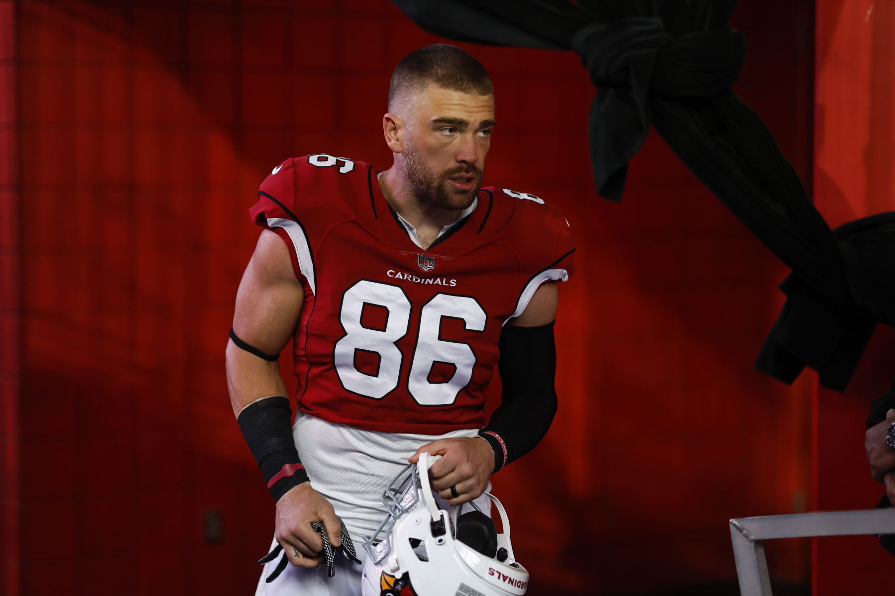 GLENDALE, ARIZONA - NOVEMBER 06: Zach Ertz #86 of the Arizona Cardinals takes the field prior to an NFL Football game between the Arizona Cardinals and the Seattle Seahawks at State Farm Stadium on November 06, 2022 in Glendale, Arizona. (Photo by Michael Owens/Getty Images)