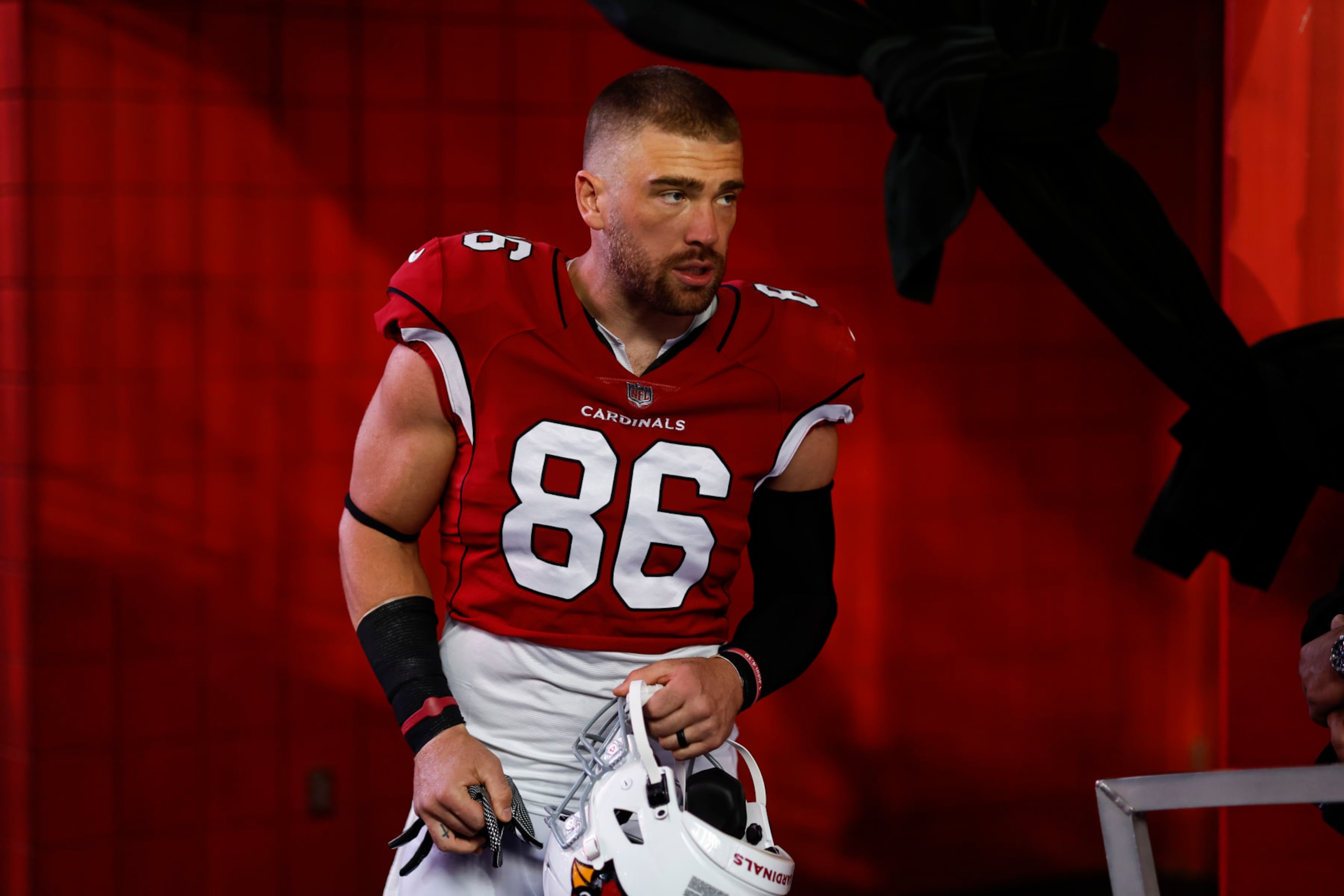 GLENDALE, ARIZONA - NOVEMBER 06: Zach Ertz #86 of the Arizona Cardinals takes the field prior to an NFL Football game between the Arizona Cardinals and the Seattle Seahawks at State Farm Stadium on November 06, 2022 in Glendale, Arizona. (Photo by Michael Owens/Getty Images)