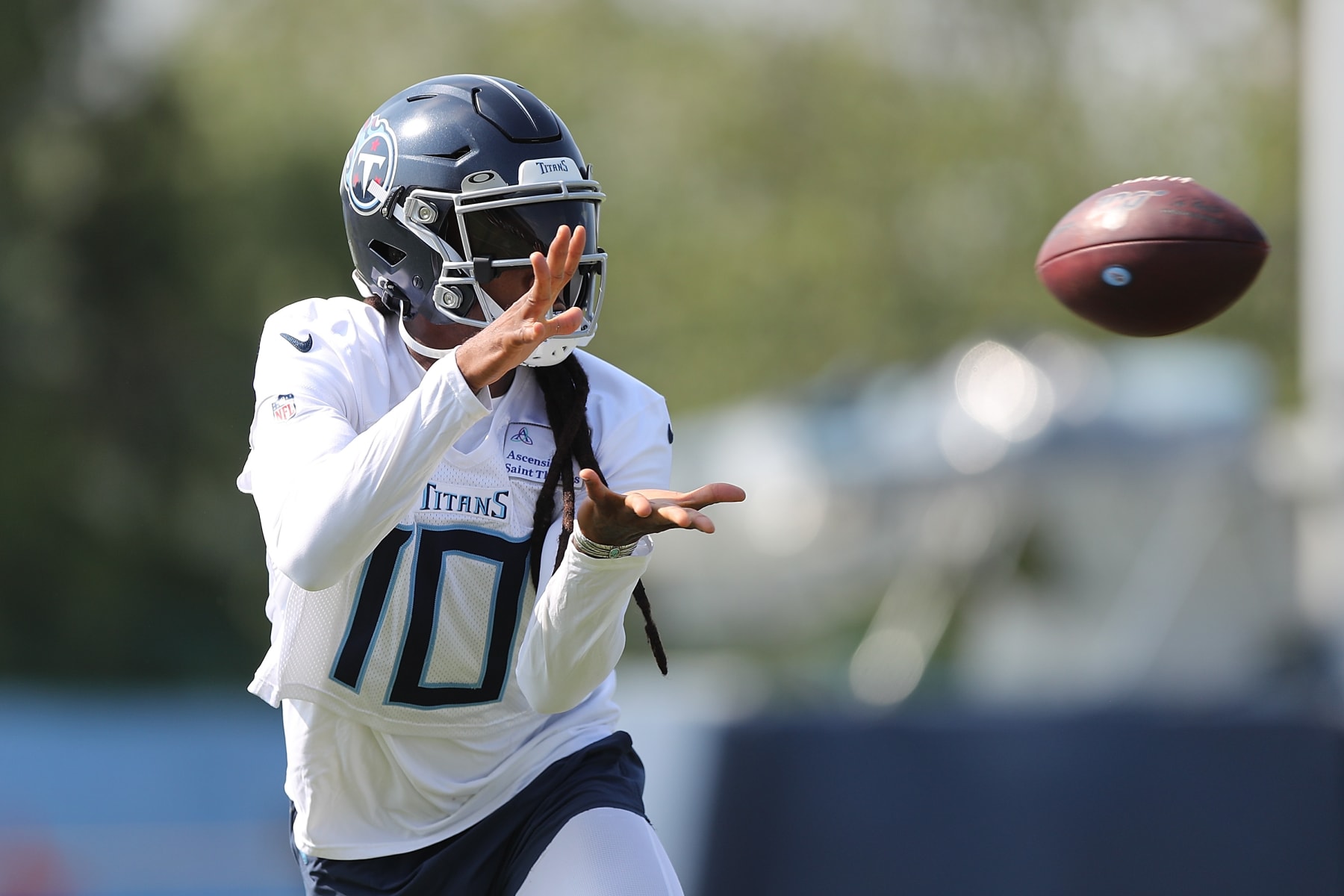 NASHVILLE, TENNESSEE - JULY 29: DeAndre Hopkins #10 of the Tennessee Titans catches a pass during training camp at Ascension Saint Thomas Sports Park on July 29, 2023 in Nashville, Tennessee. (Photo by Justin Ford/Getty Images)