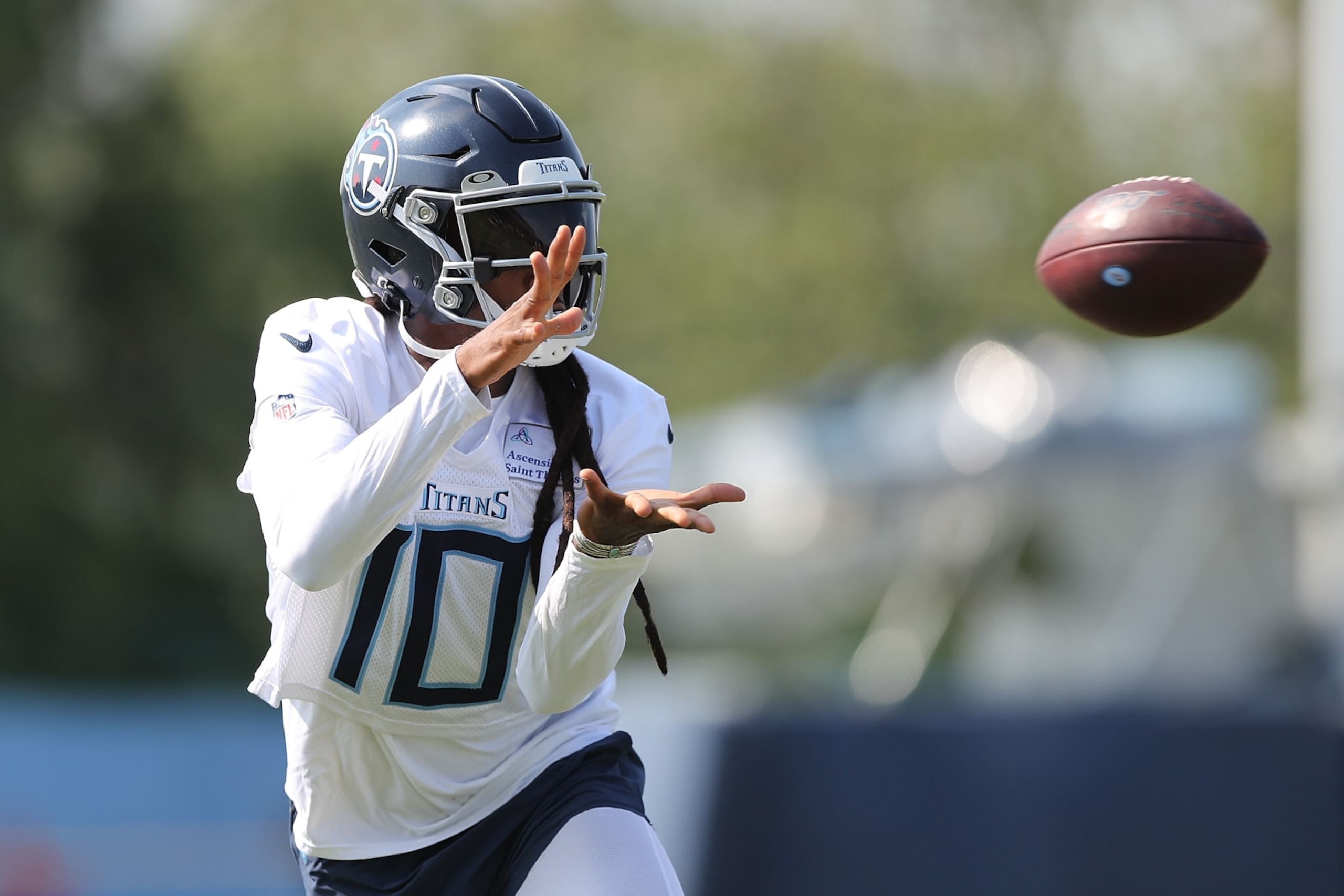 NASHVILLE, TENNESSEE - JULY 29: DeAndre Hopkins #10 of the Tennessee Titans catches a pass during training camp at Ascension Saint Thomas Sports Park on July 29, 2023 in Nashville, Tennessee. (Photo by Justin Ford/Getty Images)