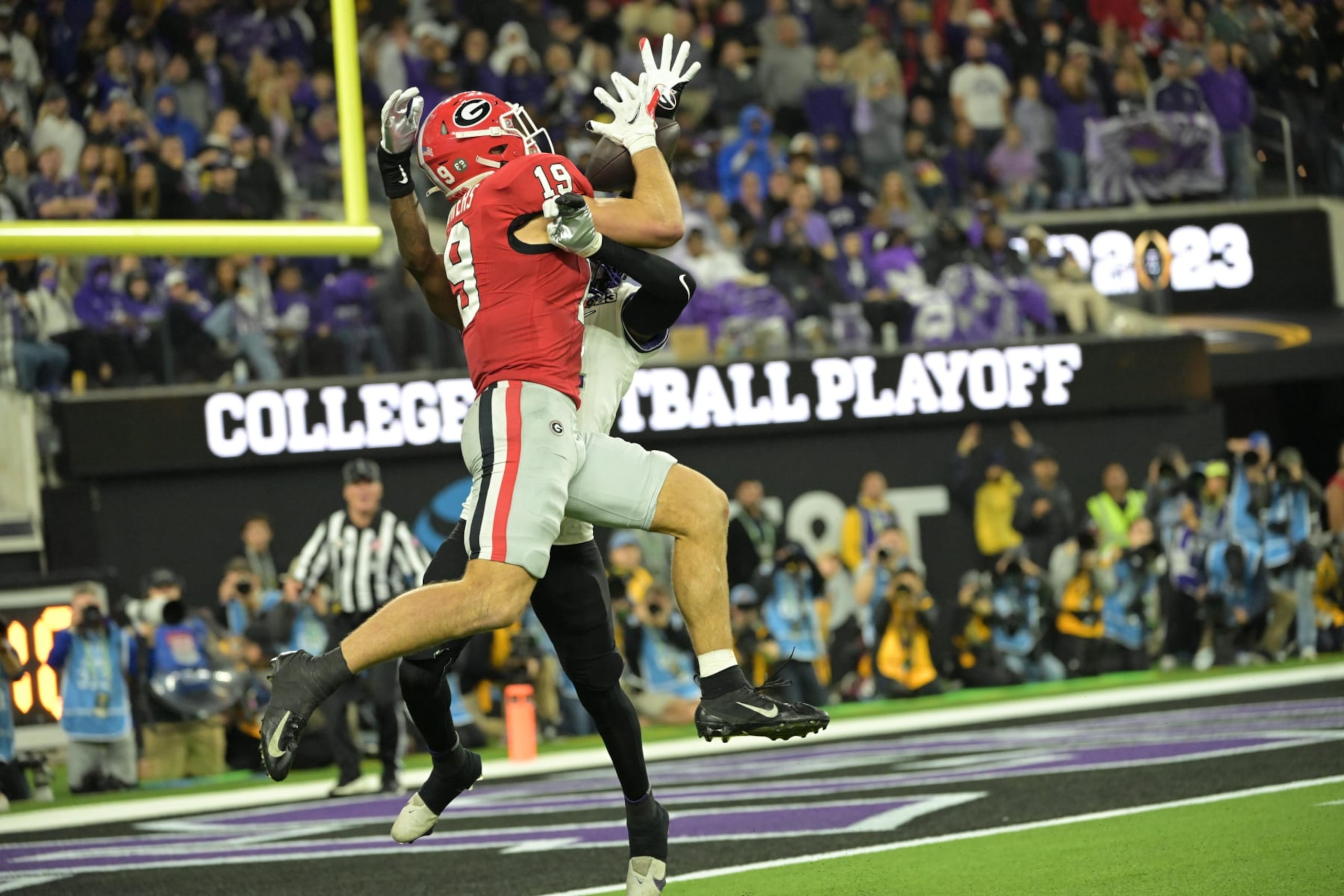 College Football: CFP National Championship: Georgia Brock Bowers (19) in action, catches the football vs TCU at SoFi Stadium. 
Inglewood, CA 1/9/2023 
CREDIT: Kohjiro Kinno (Photo by Kohjiro Kinno/Sports Illustrated via Getty Images) 
(Set Number: X164274 TK1)