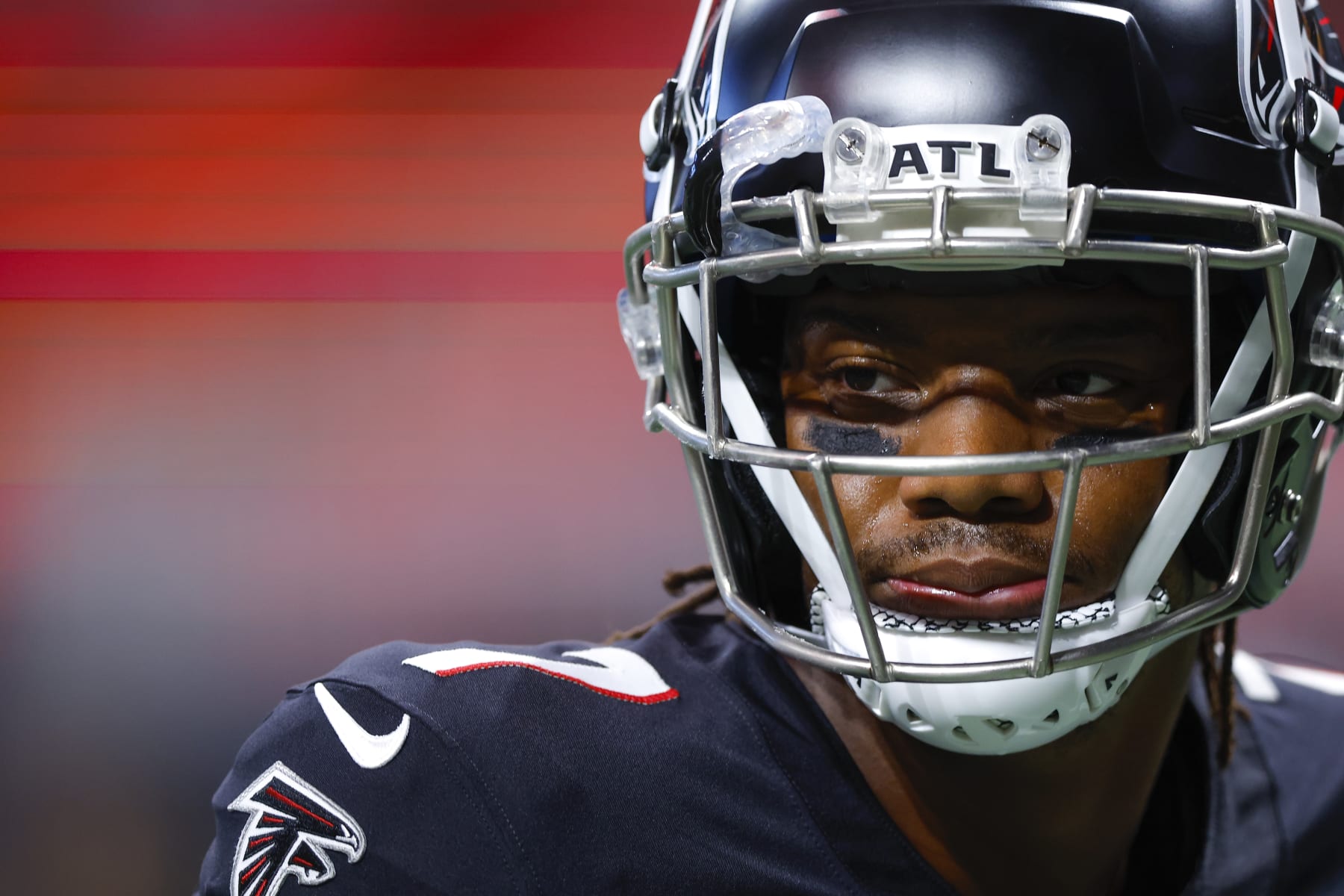 ATLANTA, GEORGIA - AUGUST 18: Bijan Robinson #7 of the Atlanta Falcons warms up prior to the game against the Cincinnati Bengals at Mercedes-Benz Stadium on August 18, 2023 in Atlanta, Georgia. (Photo by Todd Kirkland/Getty Images)