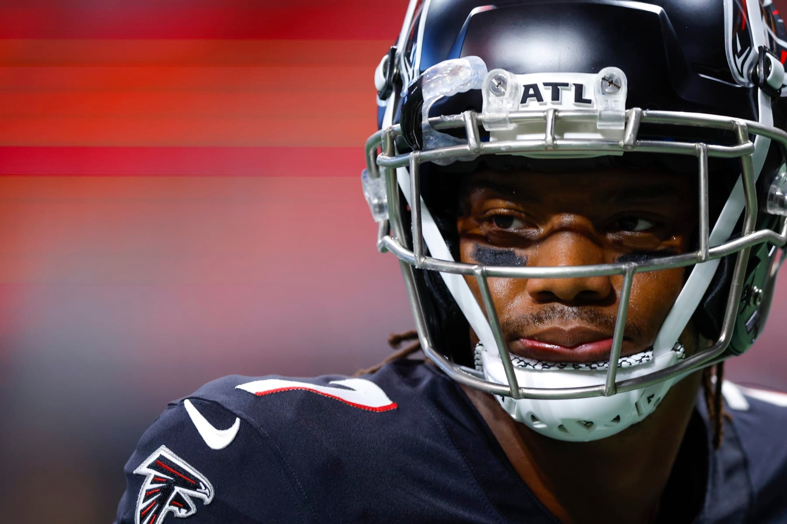 ATLANTA, GEORGIA - AUGUST 18: Bijan Robinson #7 of the Atlanta Falcons warms up prior to the game against the Cincinnati Bengals at Mercedes-Benz Stadium on August 18, 2023 in Atlanta, Georgia. (Photo by Todd Kirkland/Getty Images)