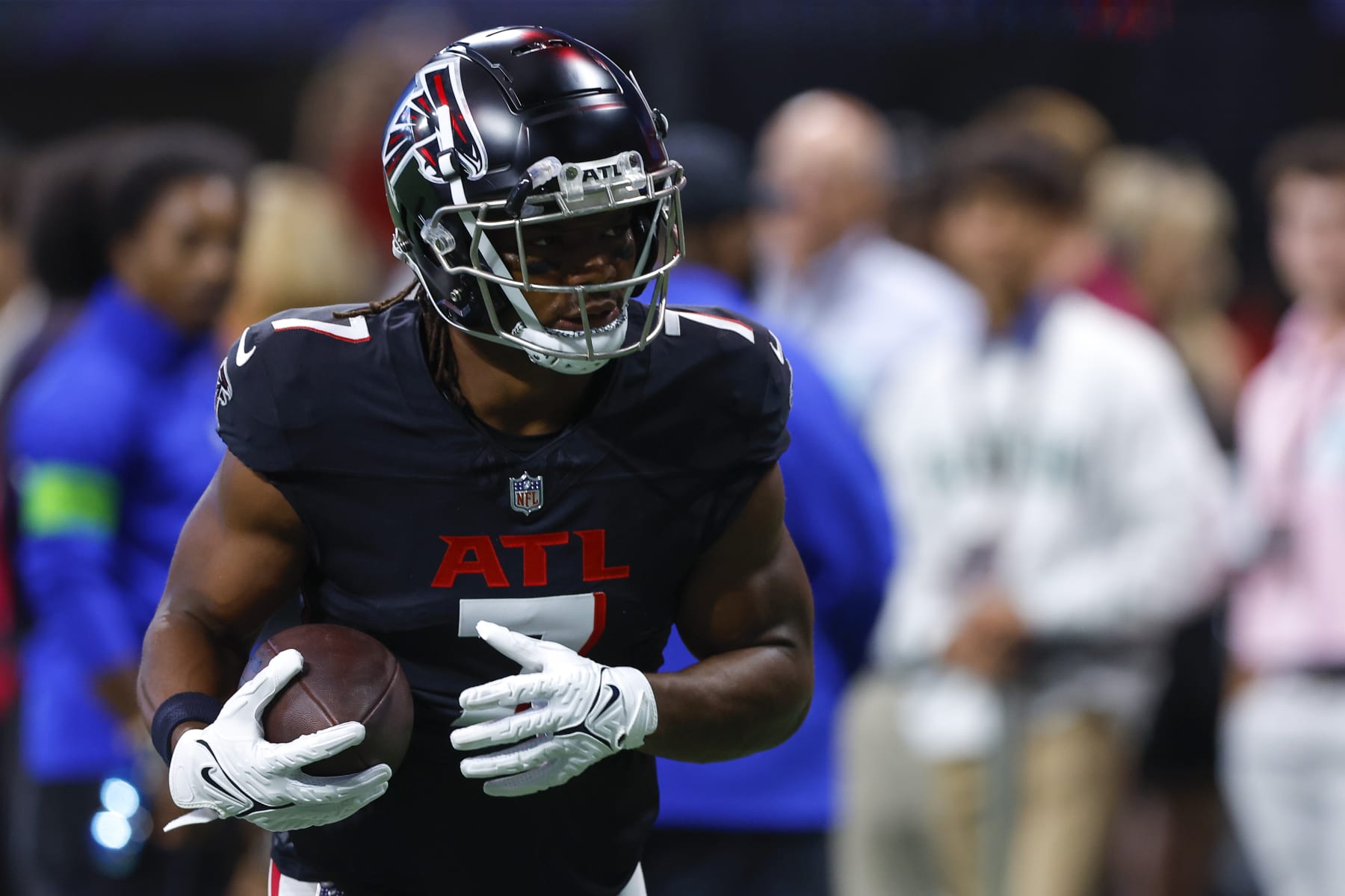 ATLANTA, GEORGIA - AUGUST 18: Bijan Robinson #7 of the Atlanta Falcons warms up prior to the game against the Cincinnati Bengals at Mercedes-Benz Stadium on August 18, 2023 in Atlanta, Georgia. (Photo by Todd Kirkland/Getty Images)