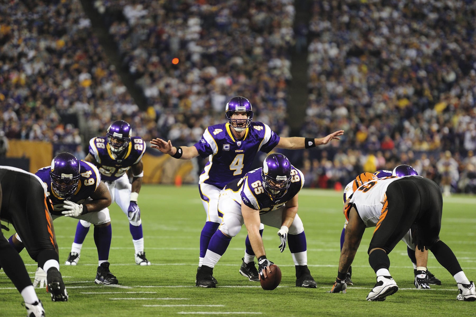 Football: Minnesota Vikings QB Brett Favre (4) at line of scrimmage vs Cincinnati Bengals. Minneapolis, MN 12/13/2009 CREDIT: John Biever (Photo by John Biever /Sports Illustrated via Getty Images) (Set Number: X83330 TK1 R4 F10 )