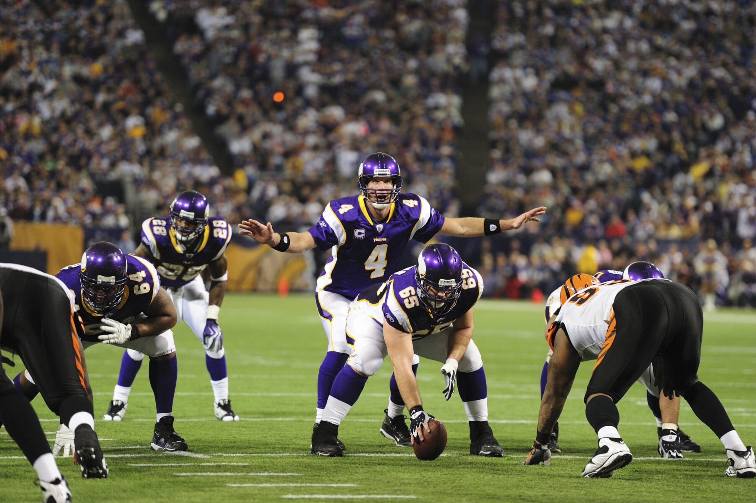 Football: Minnesota Vikings QB Brett Favre (4) at line of scrimmage vs Cincinnati Bengals. Minneapolis, MN 12/13/2009 CREDIT: John Biever (Photo by John Biever /Sports Illustrated via Getty Images) (Set Number: X83330 TK1 R4 F10 )