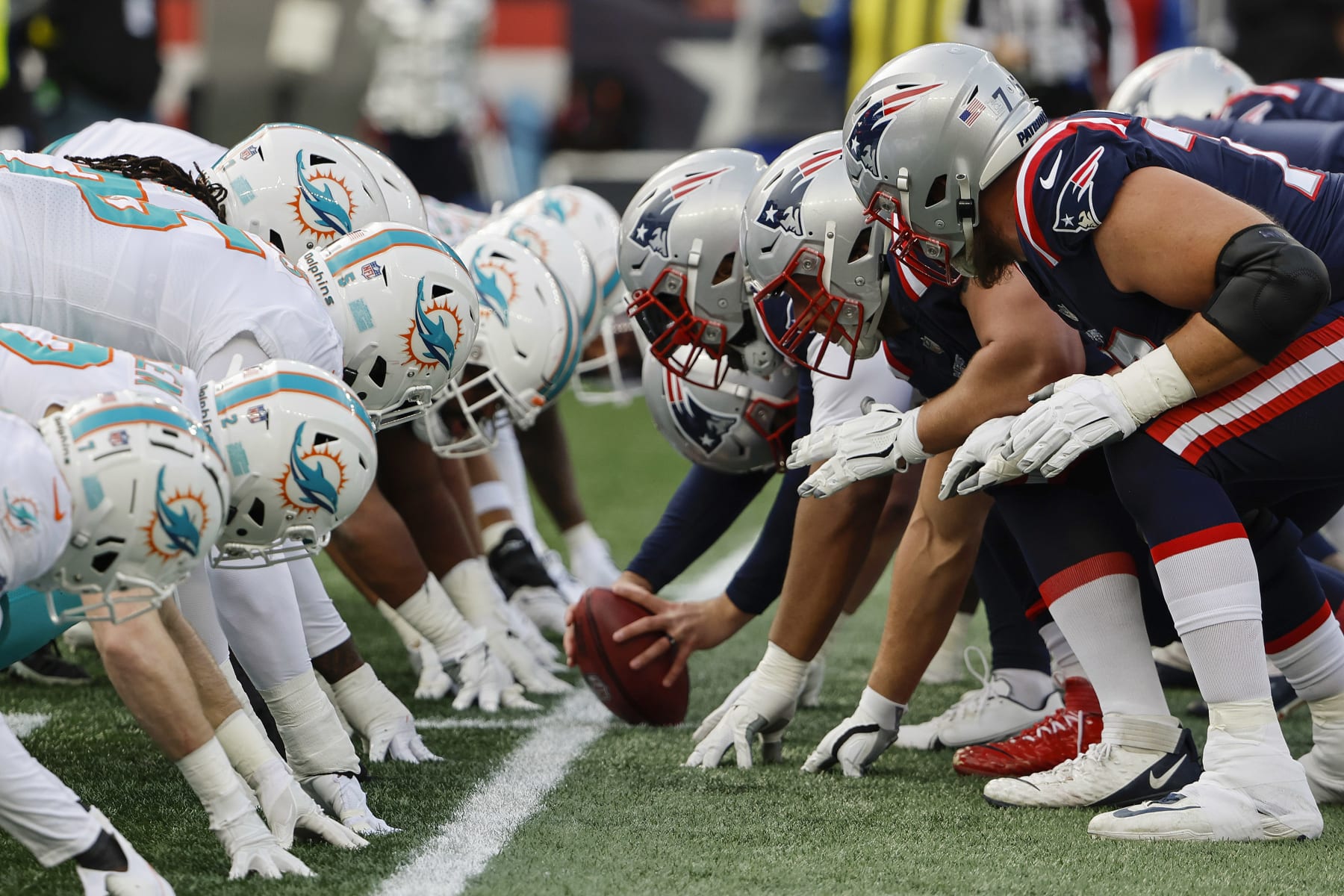 FOXBOROUGH, MASSACHUSETTS - JANUARY 01: The Miami Dolphins and the New England Patriots line up for the snap at the line of scrimmage during the game at Gillette Stadium on January 01, 2023 in Foxborough, Massachusetts. (Photo by Winslow Townson/Getty Images)