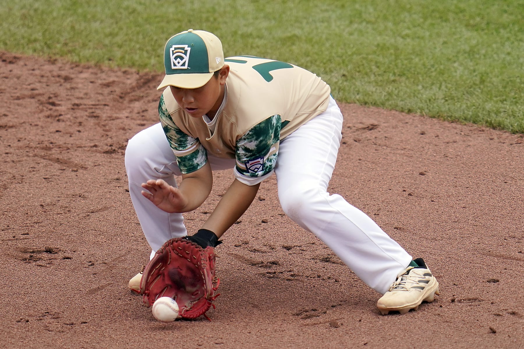 Taiwan's second baseman Lai Yu-Jun fields a ball hit by Curacao's Jayvery Felicia during the third inning of a baseball game at the Little League World Series in South Williamsport, Pa., Wednesday, Aug. 23, 2023. (AP Photo/Tom E. Puskar)