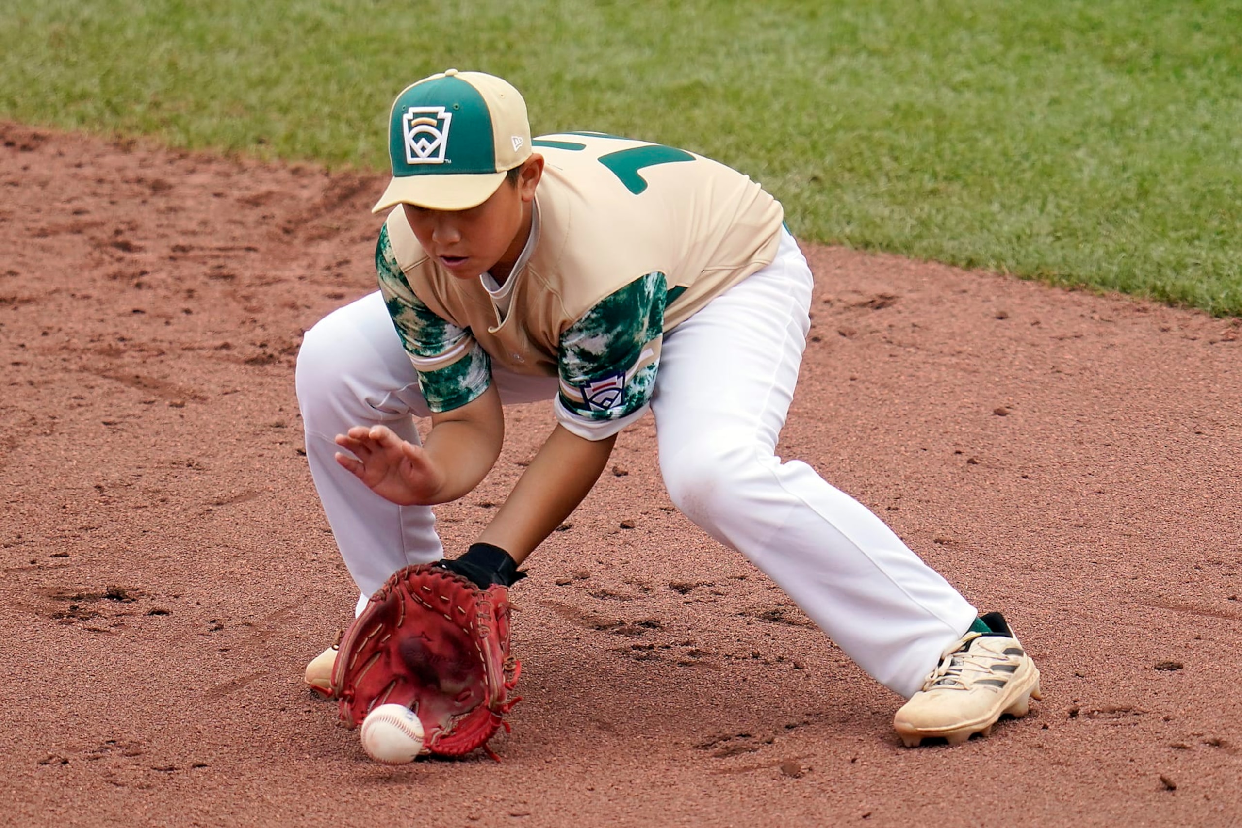Taiwan's second baseman Lai Yu-Jun fields a ball hit by Curacao's Jayvery Felicia during the third inning of a baseball game at the Little League World Series in South Williamsport, Pa., Wednesday, Aug. 23, 2023. (AP Photo/Tom E. Puskar)