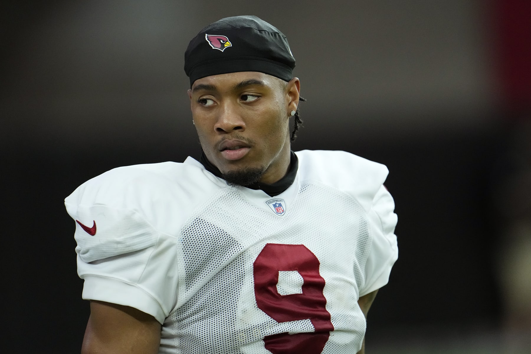 Arizona Cardinals linebacker Isaiah Simmons pauses on the field during NFL football training camp pracitce at State Farm Stadiium Tuesday, Aug. 1, 2023, in Glendale, Ariz. (AP Photo/Ross D. Franklin)