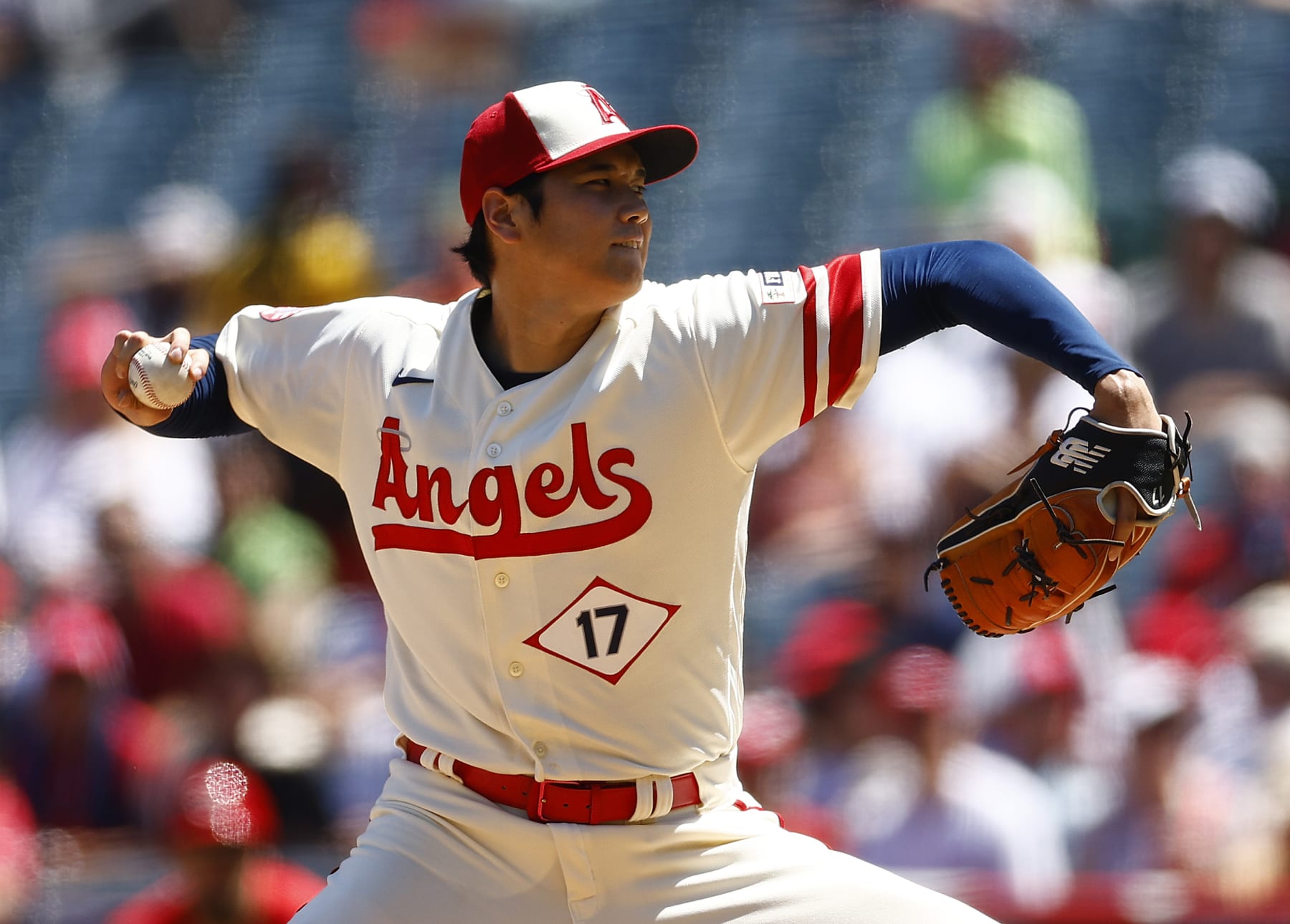 ANAHEIM, CALIFORNIA - AUGUST 23:  Shohei Ohtani #17 of the Los Angeles Angels throws against the Cincinnati Reds in the second inning during game one of a doubleheader at Angel Stadium of Anaheim on August 23, 2023 in Anaheim, California. (Photo by Ronald Martinez/Getty Images)