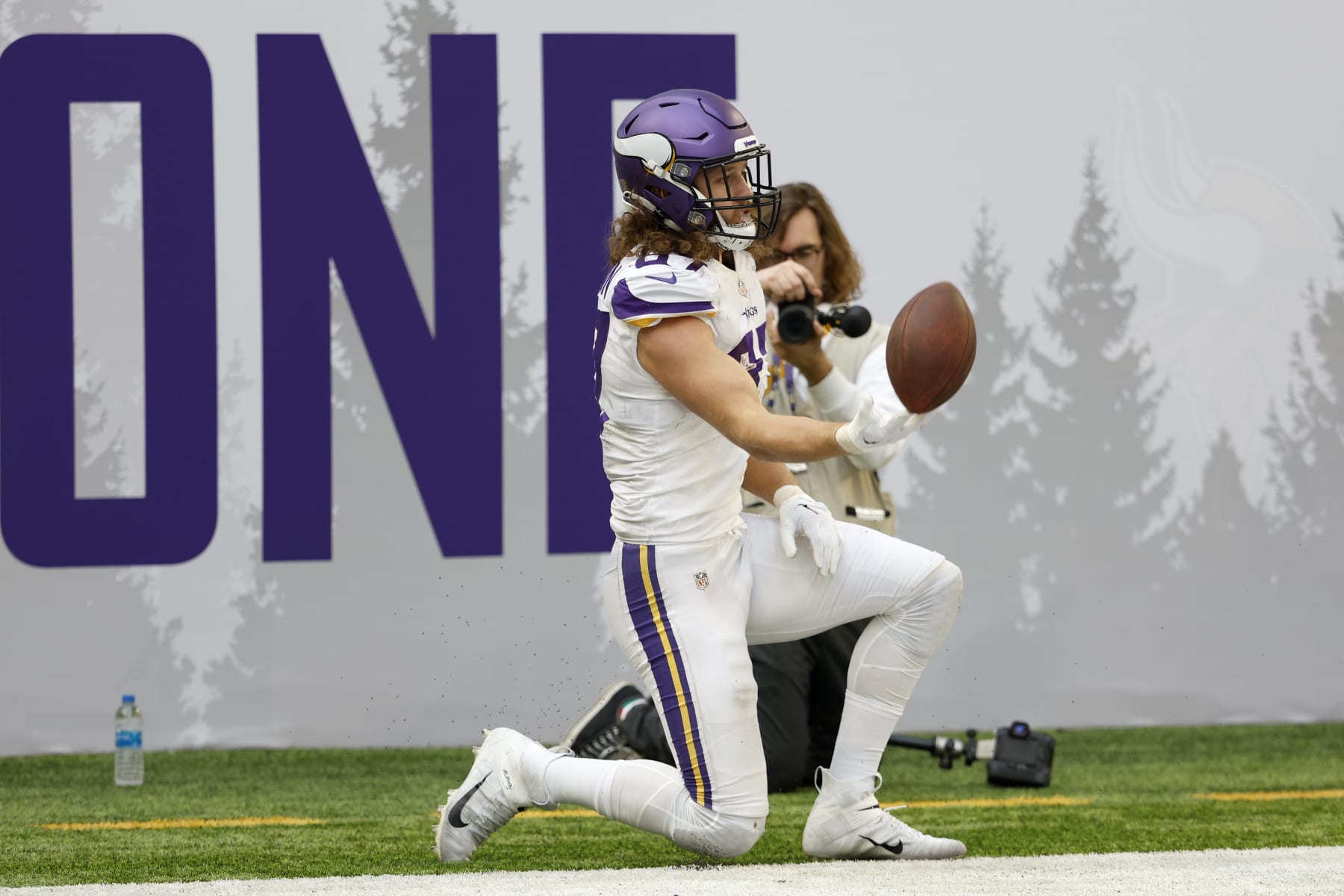 MINNEAPOLIS, MINNESOTA - DECEMBER 24: T.J. Hockenson #87 of the Minnesota Vikings celebrates after scoring a receiving touchdown during the first quarter against the New York Giants at U.S. Bank Stadium on December 24, 2022 in Minneapolis, Minnesota. (Photo by David Berding/Getty Images)