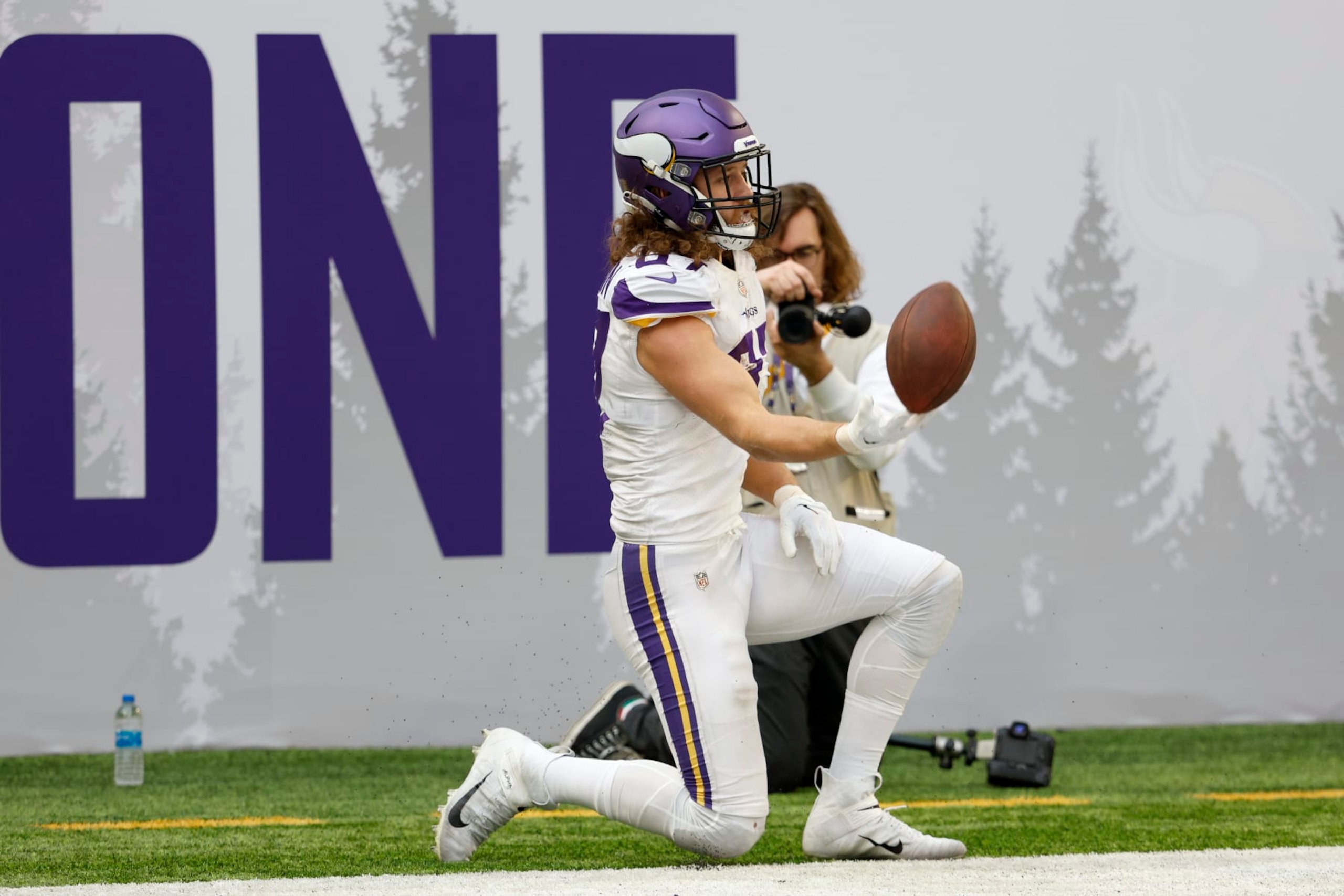 MINNEAPOLIS, MINNESOTA - DECEMBER 24: T.J. Hockenson #87 of the Minnesota Vikings celebrates after scoring a receiving touchdown during the first quarter against the New York Giants at U.S. Bank Stadium on December 24, 2022 in Minneapolis, Minnesota. (Photo by David Berding/Getty Images) MINNEAPOLIS, MINNESOTA - DECEMBER 24: T.J. Hockenson #87 of the Minnesota Vikings celebrates after scoring a receiving touchdown during the first quarter against the New York Giants at U.S. Bank Stadium on December 24, 2022 in Minneapolis, Minnesota. (Photo by David Berding/Getty Images)