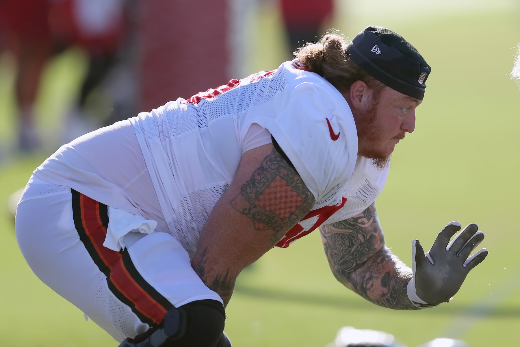 TAMPA, FL - AUG 08: Tampa Bay Buccaneers Center Ryan Jensen (66) goes thru a drill during Training Camp on August 08, 2023 at the AdventHealth Training Center at One Buccaneer Place in Tampa, Florida. (Photo by Cliff Welch/Icon Sportswire via Getty Images)