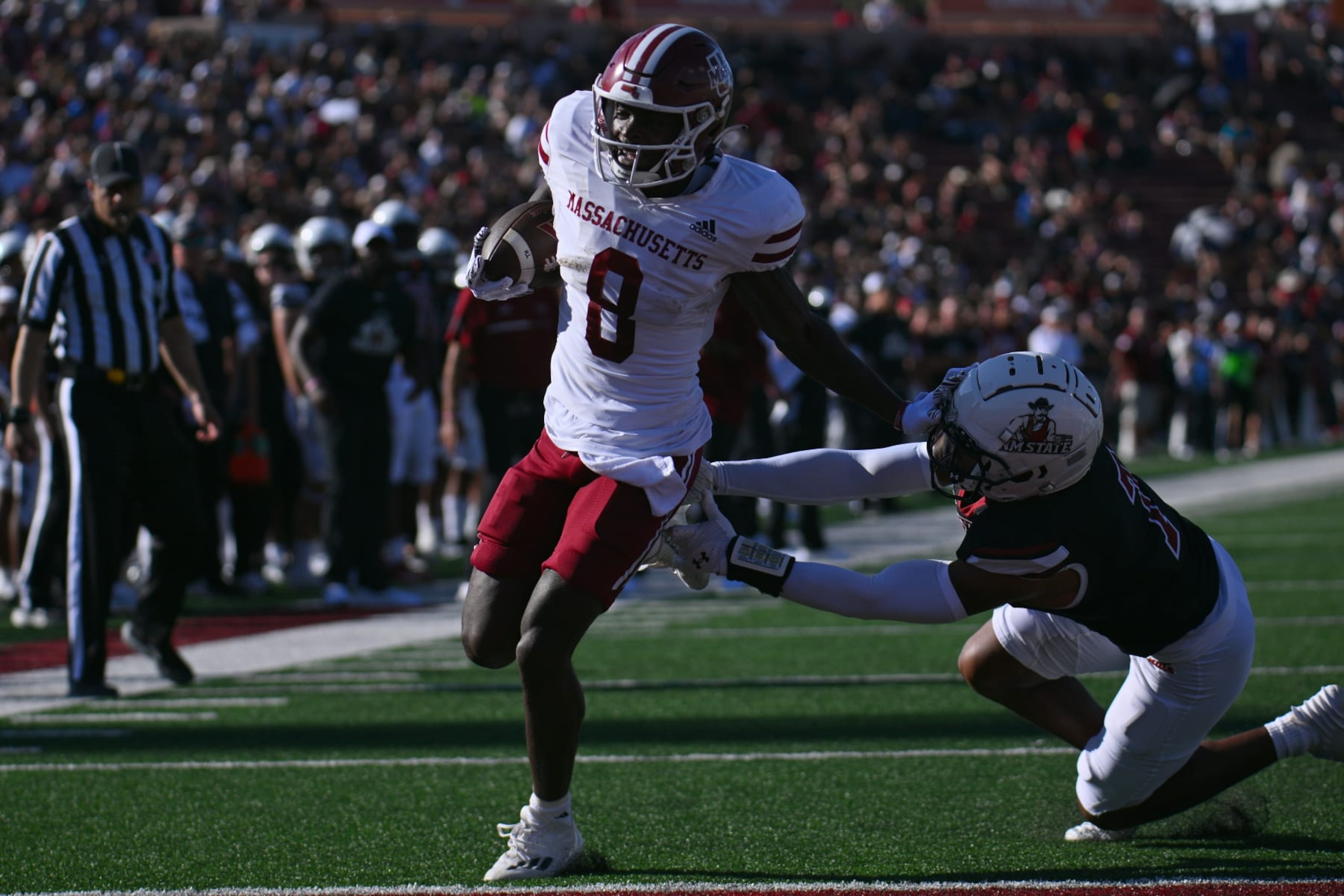 LAS CRUCES, NEW MEXICO - AUGUST 26: Wide receiver Anthony Simpson #8 of the Massachusetts Minutemen scores a touchdown against the New Mexico State Aggies during the first half of their game at Aggie Memorial Stadium on August 26, 2023 in Las Cruces, New Mexico. (Photo by Sam Wasson/Getty Images) LAS CRUCES, NEW MEXICO - AUGUST 26: Wide receiver Anthony Simpson #8 of the Massachusetts Minutemen scores a touchdown against the New Mexico State Aggies during the first half of their game at Aggie Memorial Stadium on August 26, 2023 in Las Cruces, New Mexico. (Photo by Sam Wasson/Getty Images)