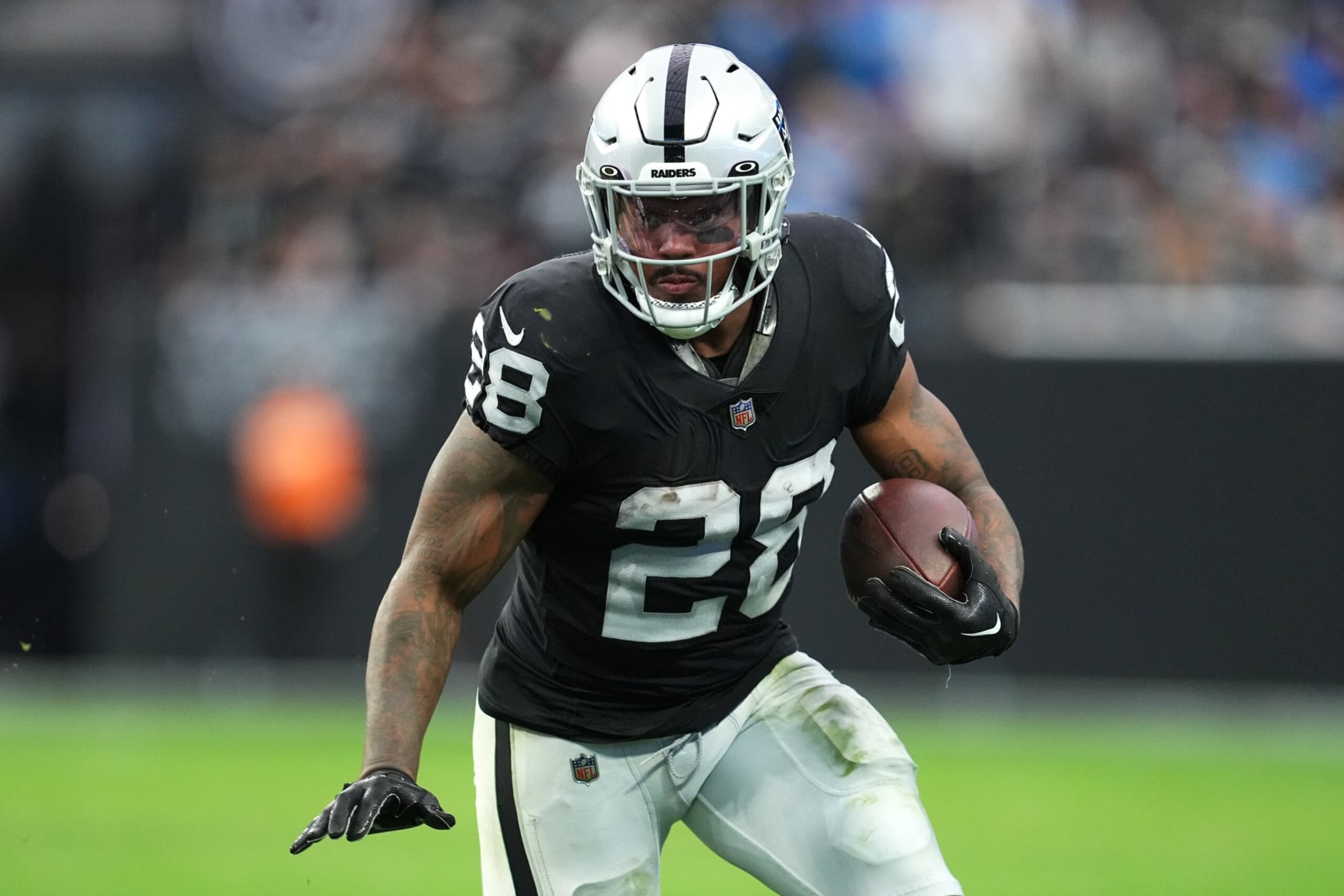 LAS VEGAS, NEVADA - DECEMBER 04: Running back Josh Jacobs #28 of the Las Vegas Raiders runs against the Los Angeles Chargers at Allegiant Stadium on December 04, 2022 in Las Vegas, Nevada. (Photo by Chris Unger/Getty Images)