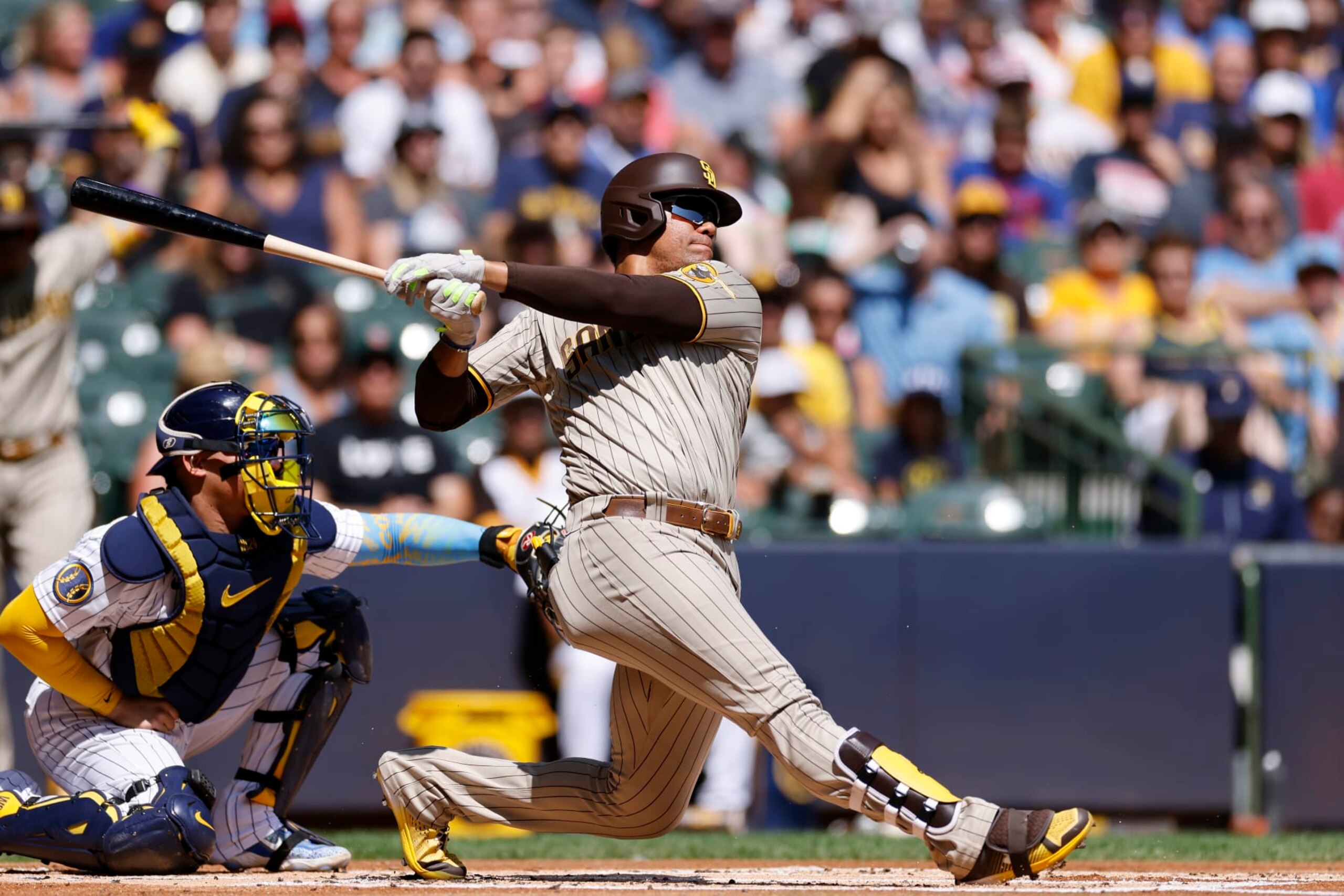 MILWAUKEE, WI - AUGUST 27: San Diego Padres left fielder Juan Soto (22) hits a single to right field in the first inning of an MLB game against the Milwaukee Brewers on August 27, 2023 at American Family Field in Milwaukee, Wisconsin. (Photo by Joe Robbins/Icon Sportswire via Getty Images) MILWAUKEE, WI - AUGUST 27: San Diego Padres left fielder Juan Soto (22) hits a single to right field in the first inning of an MLB game against the Milwaukee Brewers on August 27, 2023 at American Family Field in Milwaukee, Wisconsin. (Photo by Joe Robbins/Icon Sportswire via Getty Images)