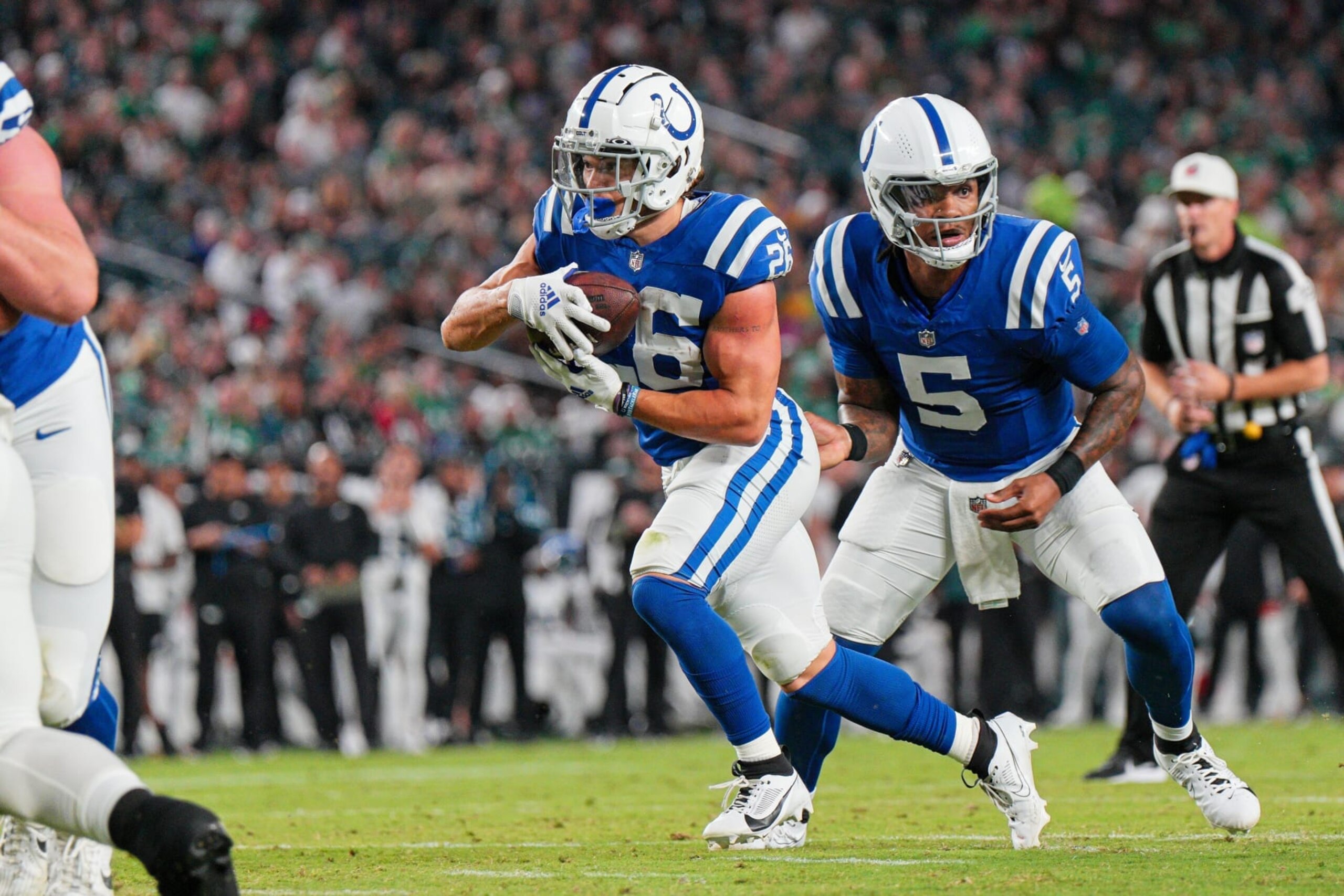 PHILADELPHIA, PA - AUGUST 24: Indianapolis Colts running back Evan Hull (26) takes the all from Indianapolis Colts quarterback Anthony Richardson (5) during the Preseason game between the Indianapolis Colts and the Philadelphia Eagles on August 24, 2023, at Lincoln Financial Field, in Philadelphia, PA. (Photo by Andy Lewis/Icon Sportswire via Getty Images)