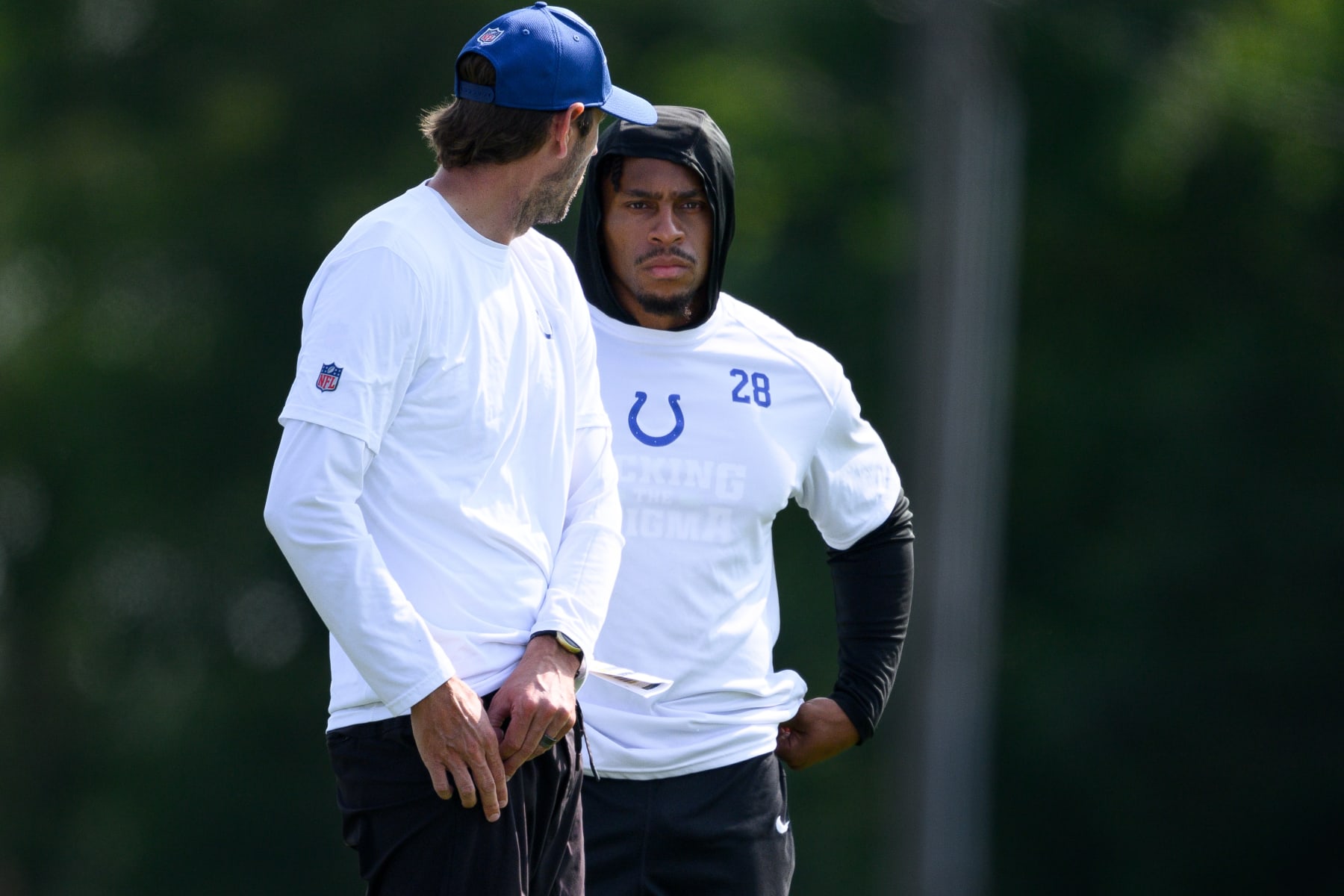 WESTFIELD, IN - AUGUST 01: Indianapolis Colts head coach Shane Steichen and Indianapolis Colts running back Jonathan Taylor (28) talk on the sidelines during the Indianapolis Colts Training Camp on August 1, 2023 at the Grand Park Sports Campus in Westfield, IN. (Photo by Zach Bolinger/Icon Sportswire via Getty Images)
