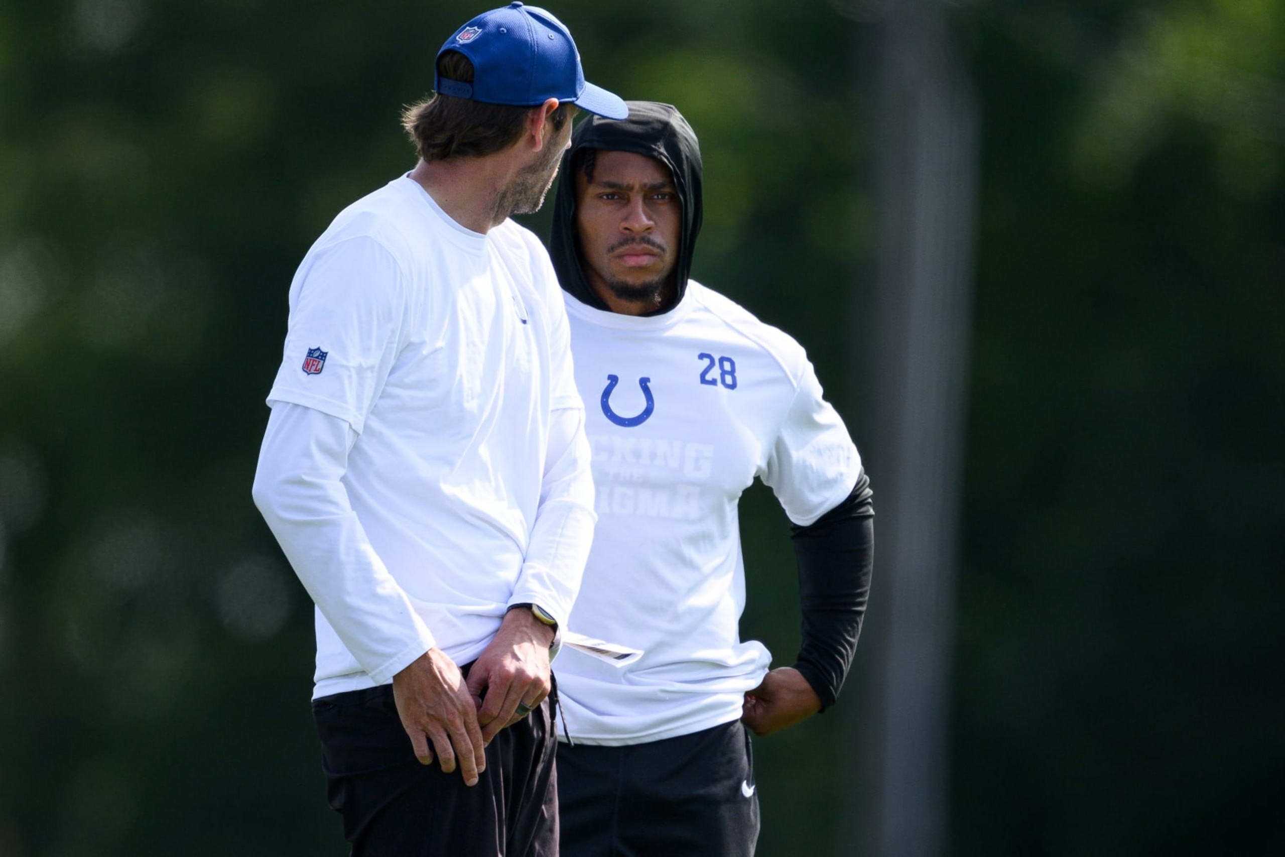 WESTFIELD, IN - AUGUST 01: Indianapolis Colts head coach Shane Steichen and Indianapolis Colts running back Jonathan Taylor (28) talk on the sidelines during the Indianapolis Colts Training Camp on August 1, 2023 at the Grand Park Sports Campus in Westfield, IN. (Photo by Zach Bolinger/Icon Sportswire via Getty Images)