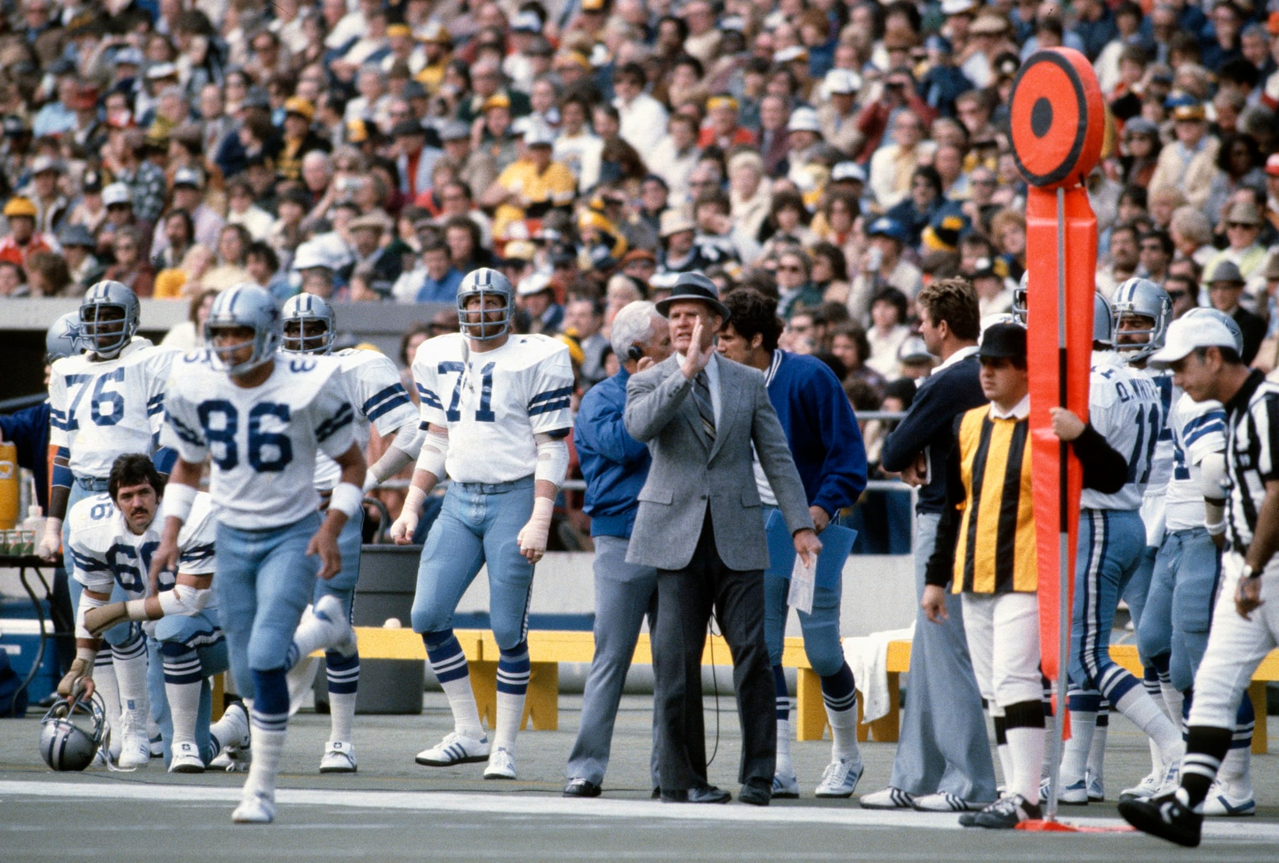 UNSPECIFIED - CIRCA 1978:  Head coach Tom Landry of the Dallas Cowboys looks on during an NFL football game circa 1978. Landry coached the Cowboys from 1960-88. (Photo by Focus on Sport/Getty Images) 