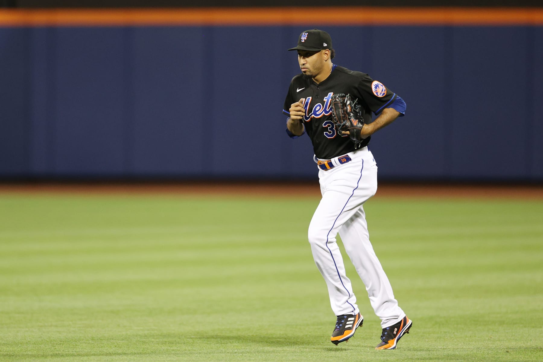 NEW YORK, NEW YORK - AUGUST 12: Edwin Diaz #39 of the New York Mets comes in to pitch during the ninth inning against the Philadelphia Phillies at Citi Field on August 12, 2022 in the Queens borough of New York City. The Phillies won 2-1. (Photo by Sarah Stier/Getty Images)