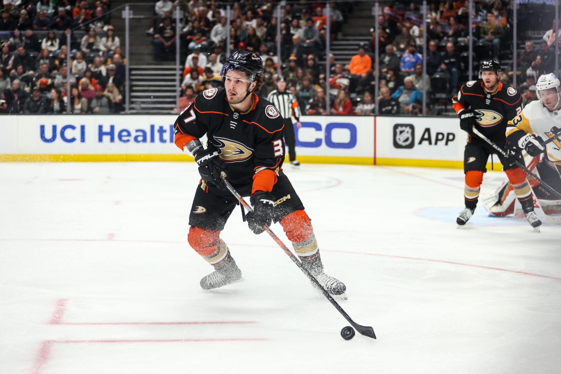 ANAHEIM, CALIFORNIA - FEBRUARY 10: Mason McTavish #37 of the Anaheim Ducks controls the puck during the second period against the Pittsburgh Penguins at Honda Center on February 10, 2023 in Anaheim, California. (Photo by Nicole Vasquez/NHLI via Getty Images)