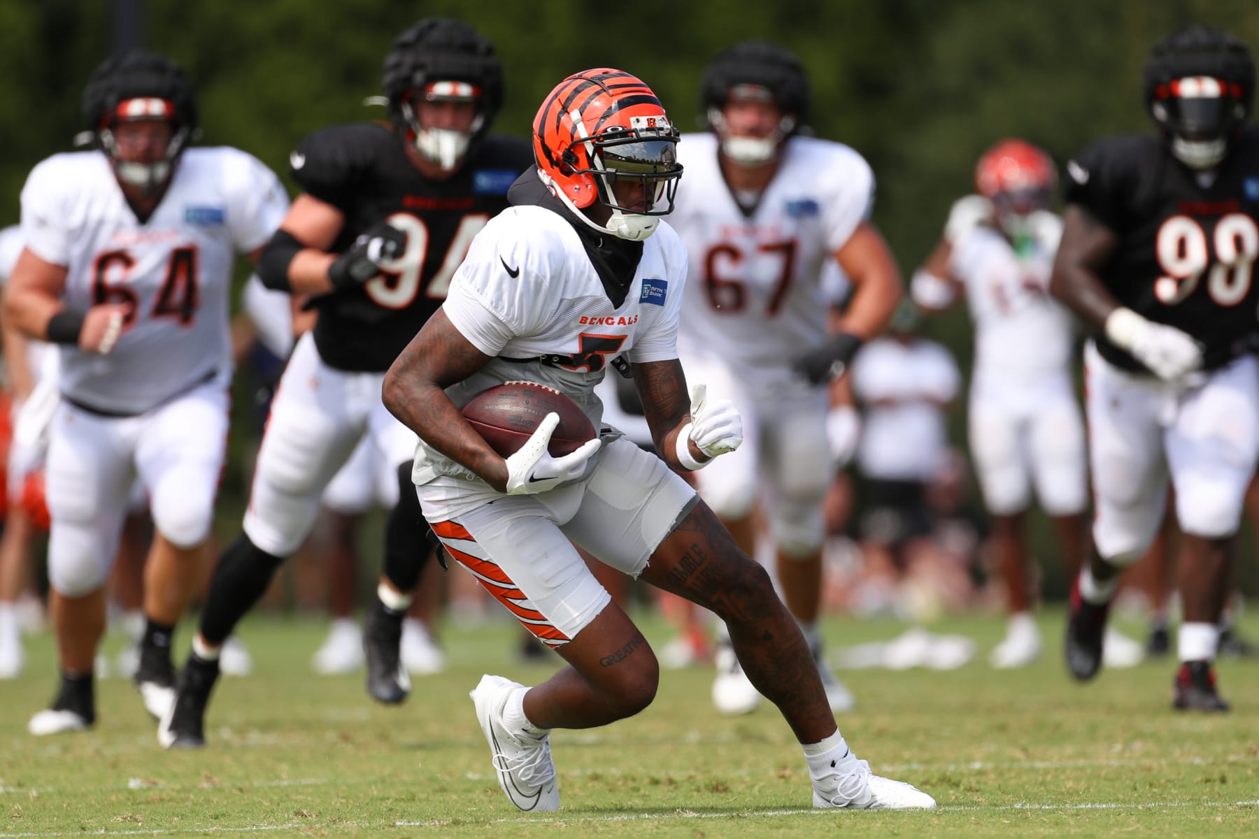 CINCINNATI, OH - AUGUST 03: Cincinnati Bengals wide receiver Tee Higgins (5) carries the ball during the Cincinnati Bengals training camp on August 3, 2023 in Cincinnati OH. (Photo by Ian Johnson/Icon Sportswire via Getty Images)