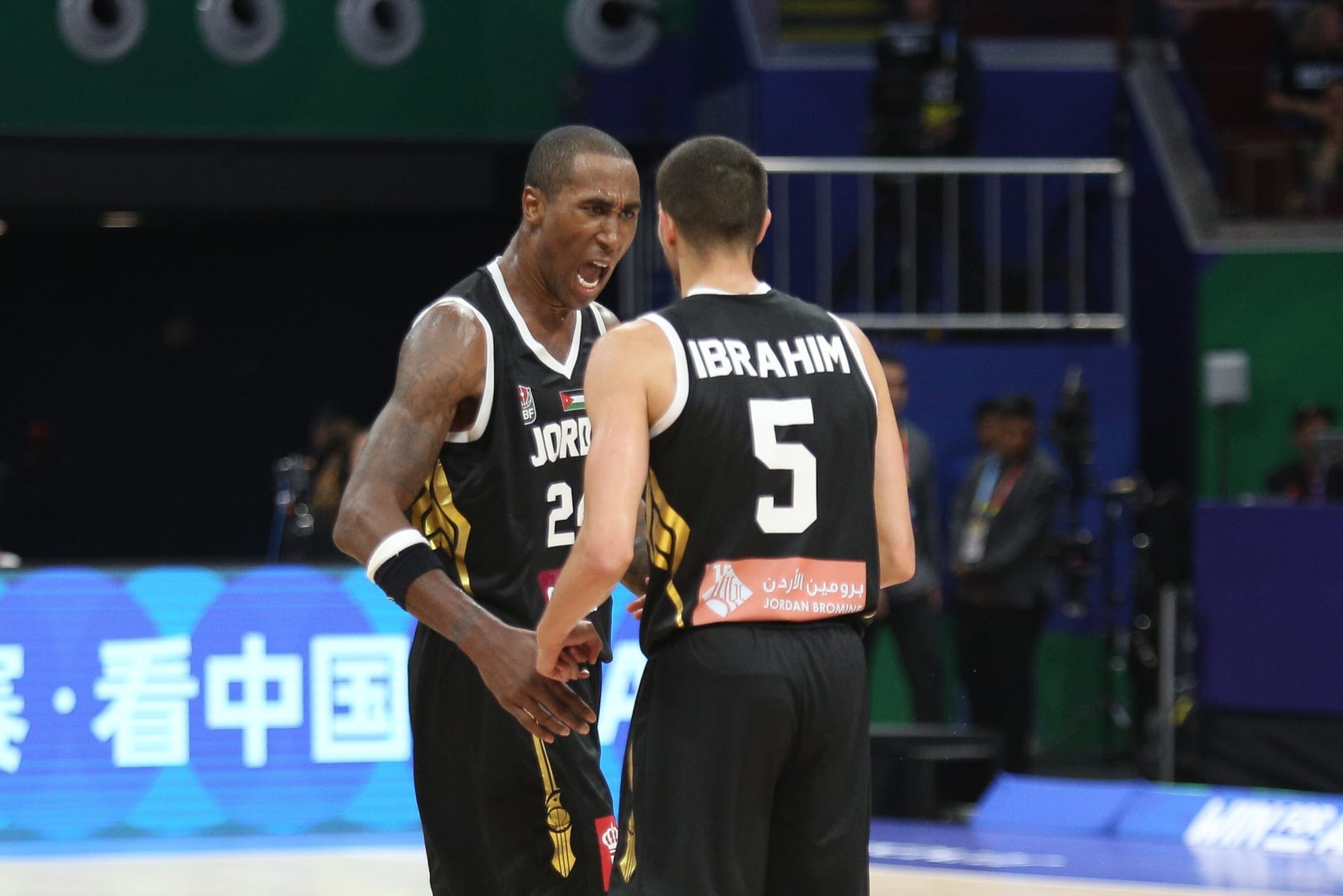 PASAY CITY, METRO MANILA, PHILIPPINES - 2023/08/28: Rondae Hollis-Jefferson (24, Black) and Freddy Ibrahim (5, Black) during the FIBA Basketball World Cup group match between Jordan (black) and New Zealand (white). New Zealand wins 95-87. (Photo by Dennis Jerome Acosta/Pacific Press/LightRocket via Getty Images)