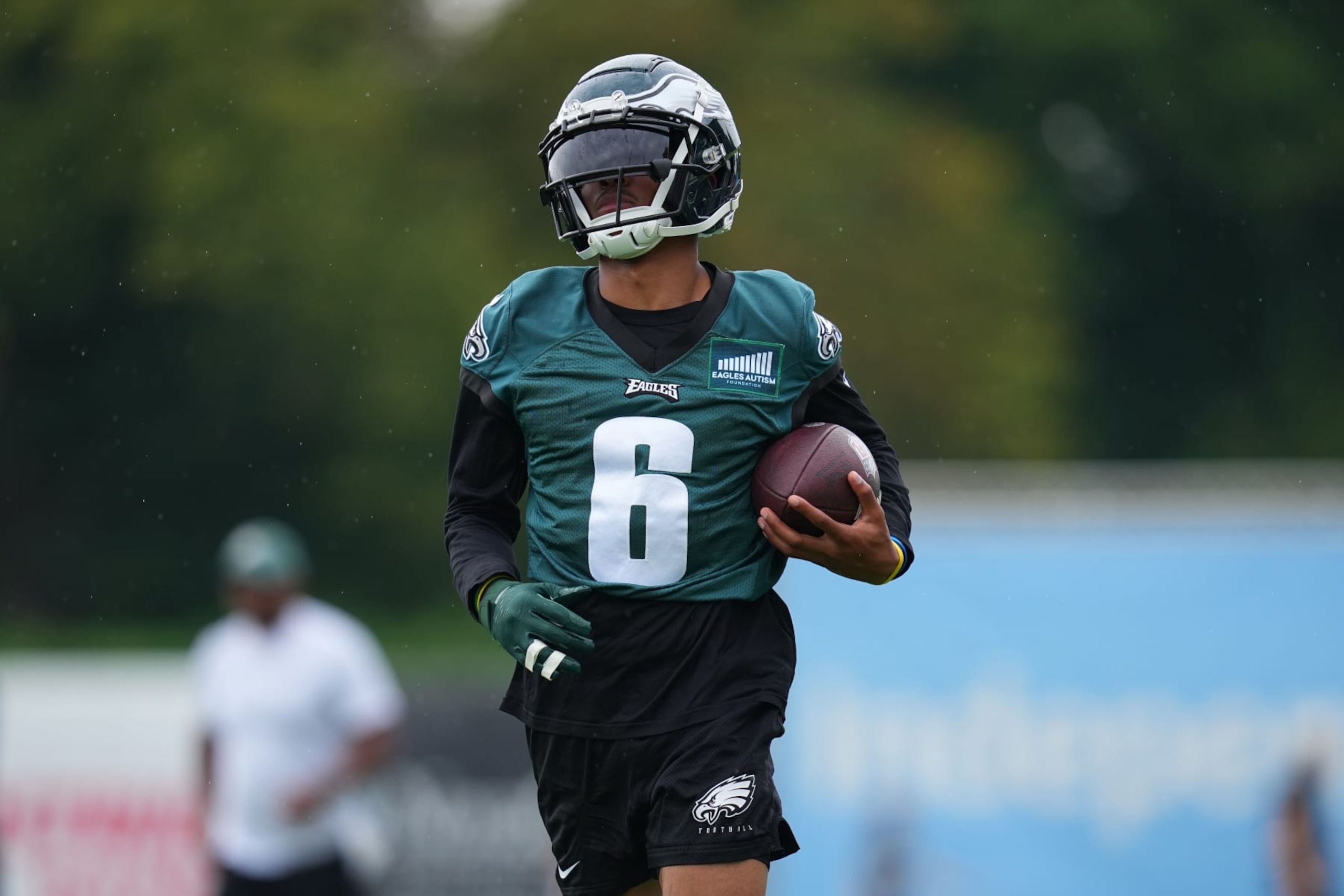 PHILADELPHIA, PENNSYLVANIA - AUGUST 10: DeVonta Smith #6 of the Philadelphia Eagles catches a pass during Training Camp at the NovaCare Complex on August 10, 2023 in Philadelphia, Pennsylvania. (Photo by Mitchell Leff/Getty Images)