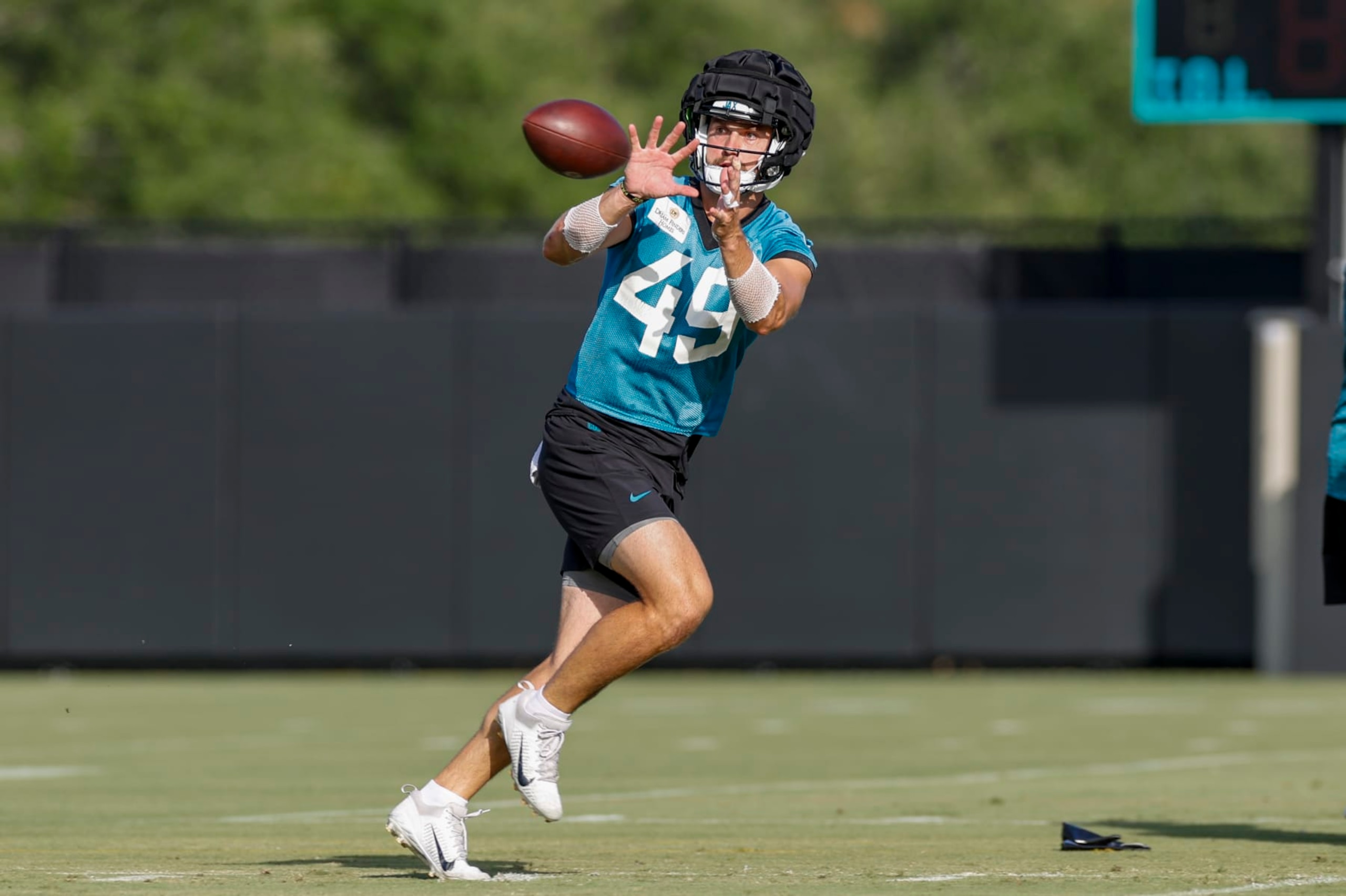 JACKSONVILLE, FL - JULY 27: Jacksonville Jaguars tight end Josh Pederson (49) catches a pass during Training Camp on July 27, 2023 at the Miller Electric Center in Jacksonville, Fl. (Photo by David Rosenblum/Icon Sportswire via Getty Images) JACKSONVILLE, FL - JULY 27: Jacksonville Jaguars tight end Josh Pederson (49) catches a pass during Training Camp on July 27, 2023 at the Miller Electric Center in Jacksonville, Fl. (Photo by David Rosenblum/Icon Sportswire via Getty Images)