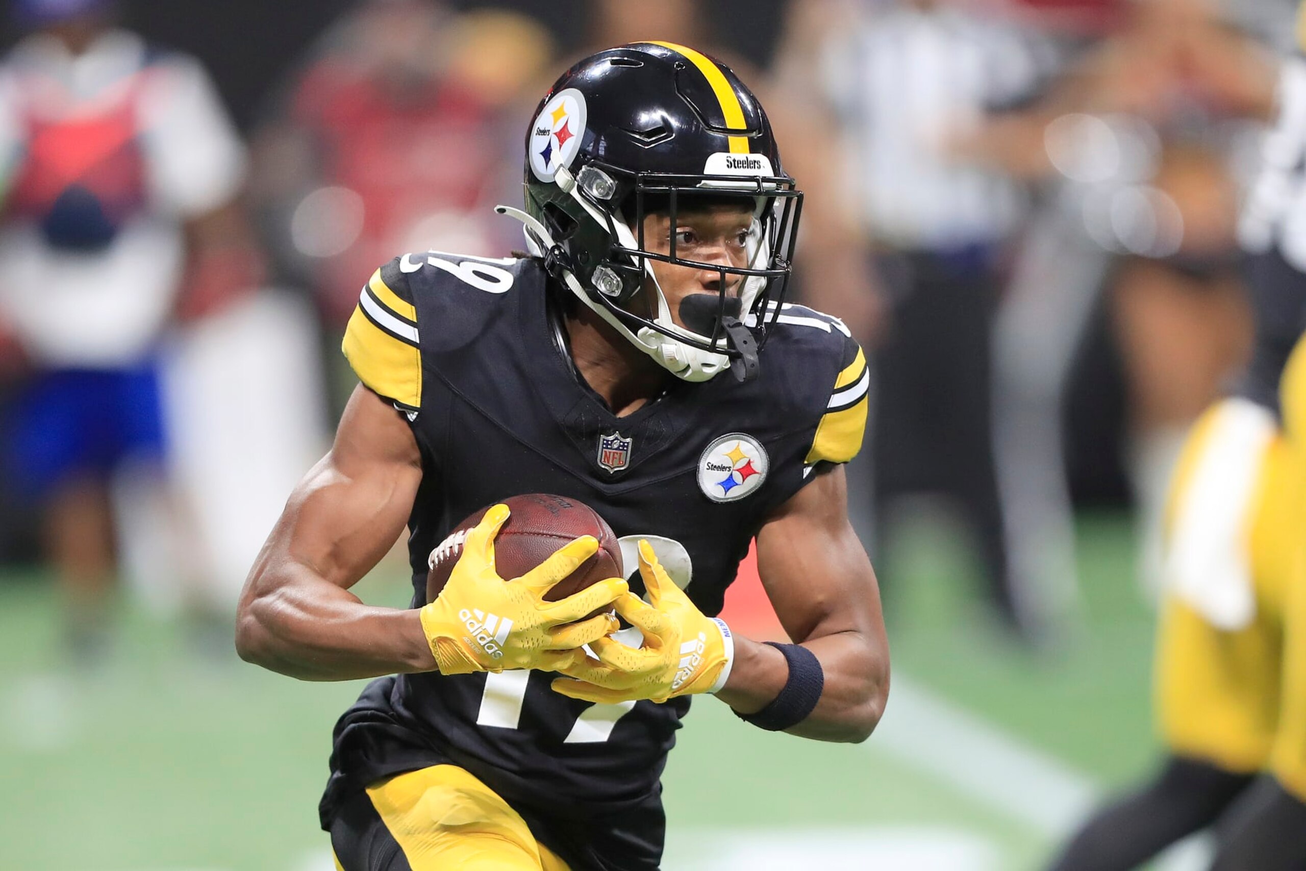 ATLANTA, GA - AUGUST 24: Pittsburgh Steelers wide receiver Calvin Austin III (19) carries the ball during the Preweek 3 NFL game between the Atlanta Falcons and Pittsburgh Steelers on August 24, 2023 at the Mercedes-Benz Stadium in Atlanta, Georgia.  (Photo by David J. Griffin/Icon Sportswire via Getty Images)