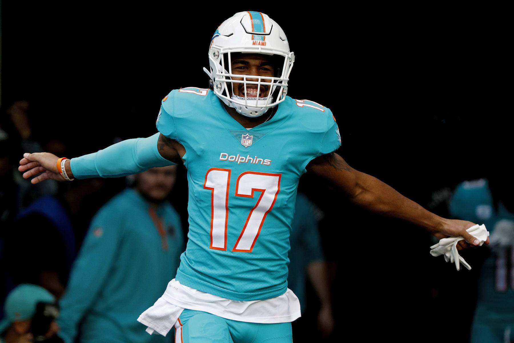 MIAMI GARDENS, FLORIDA - JANUARY 08: Jaylen Waddle #17 of the Miami Dolphins runs onto field prior to a game against the New York Jets at Hard Rock Stadium on January 08, 2023 in Miami Gardens, Florida. (Photo by Cliff Hawkins/Getty Images) MIAMI GARDENS, FLORIDA - JANUARY 08: Jaylen Waddle #17 of the Miami Dolphins runs onto field prior to a game against the New York Jets at Hard Rock Stadium on January 08, 2023 in Miami Gardens, Florida. (Photo by Cliff Hawkins/Getty Images)
