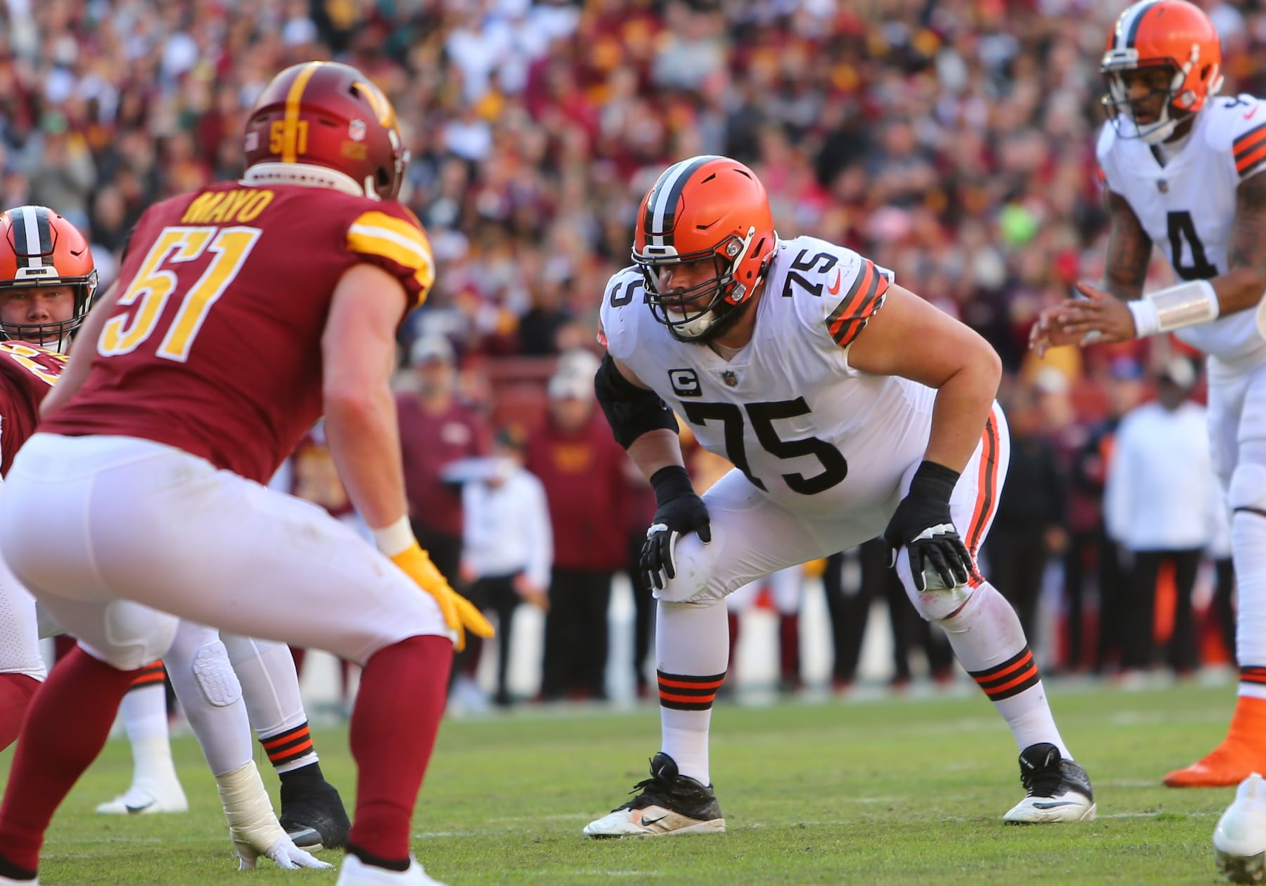 LANDOVER, MD - JANUARY 01: Cleveland Browns guard Joel Bitonio (75) in the trenches during the Cleveland Browns game versus the Washington Commanders on January 01, 2023, at FedEx Field in Landover, MD. (Photo by Lee Coleman/Icon Sportswire via Getty Images) LANDOVER, MD - JANUARY 01: Cleveland Browns guard Joel Bitonio (75) in the trenches during the Cleveland Browns game versus the Washington Commanders on January 01, 2023, at FedEx Field in Landover, MD. (Photo by Lee Coleman/Icon Sportswire via Getty Images)