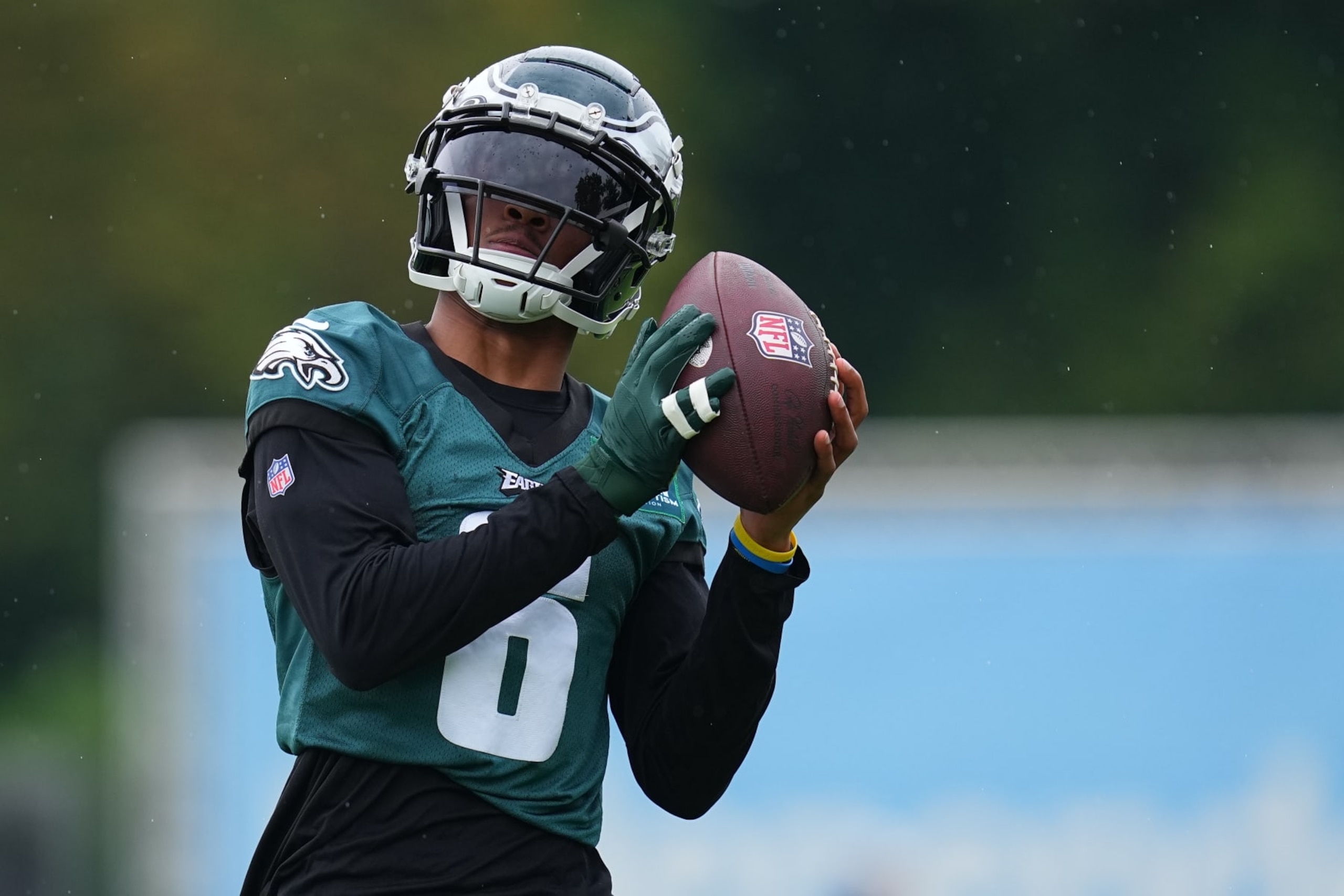 PHILADELPHIA, PENNSYLVANIA - AUGUST 10: DeVonta Smith #6 of the Philadelphia Eagles catches a pass during Training Camp at the NovaCare Complex on August 10, 2023 in Philadelphia, Pennsylvania. (Photo by Mitchell Leff/Getty Images)