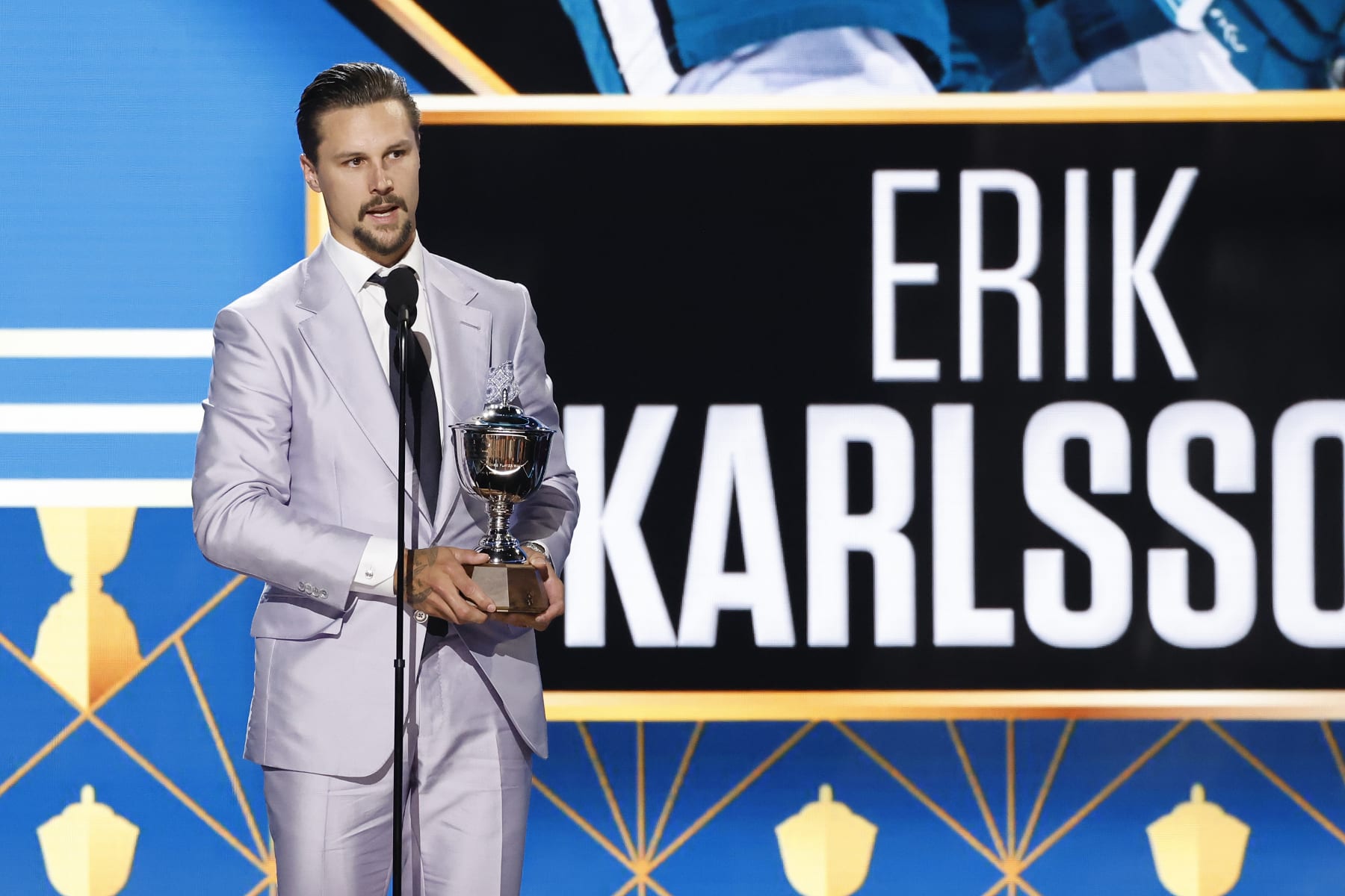 NASHVILLE, TENNESSEE - JUNE 26: Erik Karlsson of the San Jose Sharks accepts the James Norris Memorial Trophy during the 2023 NHL Awards at Bridgestone Arena on June 26, 2023 in Nashville, Tennessee. (Photo by Jason Kempin/Getty Images )