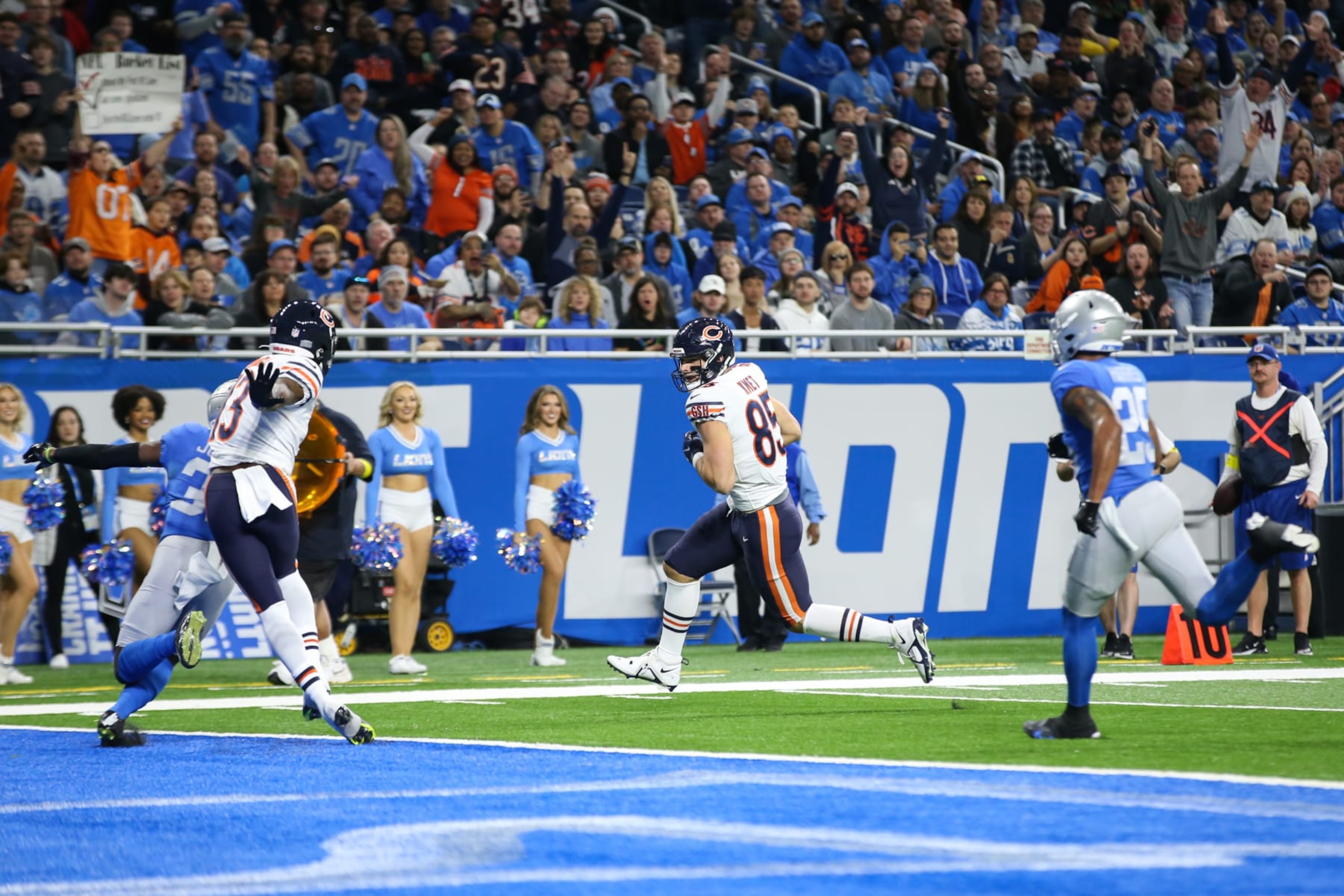 DETROIT, MI - JANUARY 01:  Chicago Bears tight end Cole Kmet (85) runs with the ball after catching a pass during the first quarter of an NFL football game between the Chicago Bears and the Detroit Lions on January 1, 2023 at Ford Field in Detroit, Michigan.  (Photo by Scott W. Grau/Icon Sportswire via Getty Images)