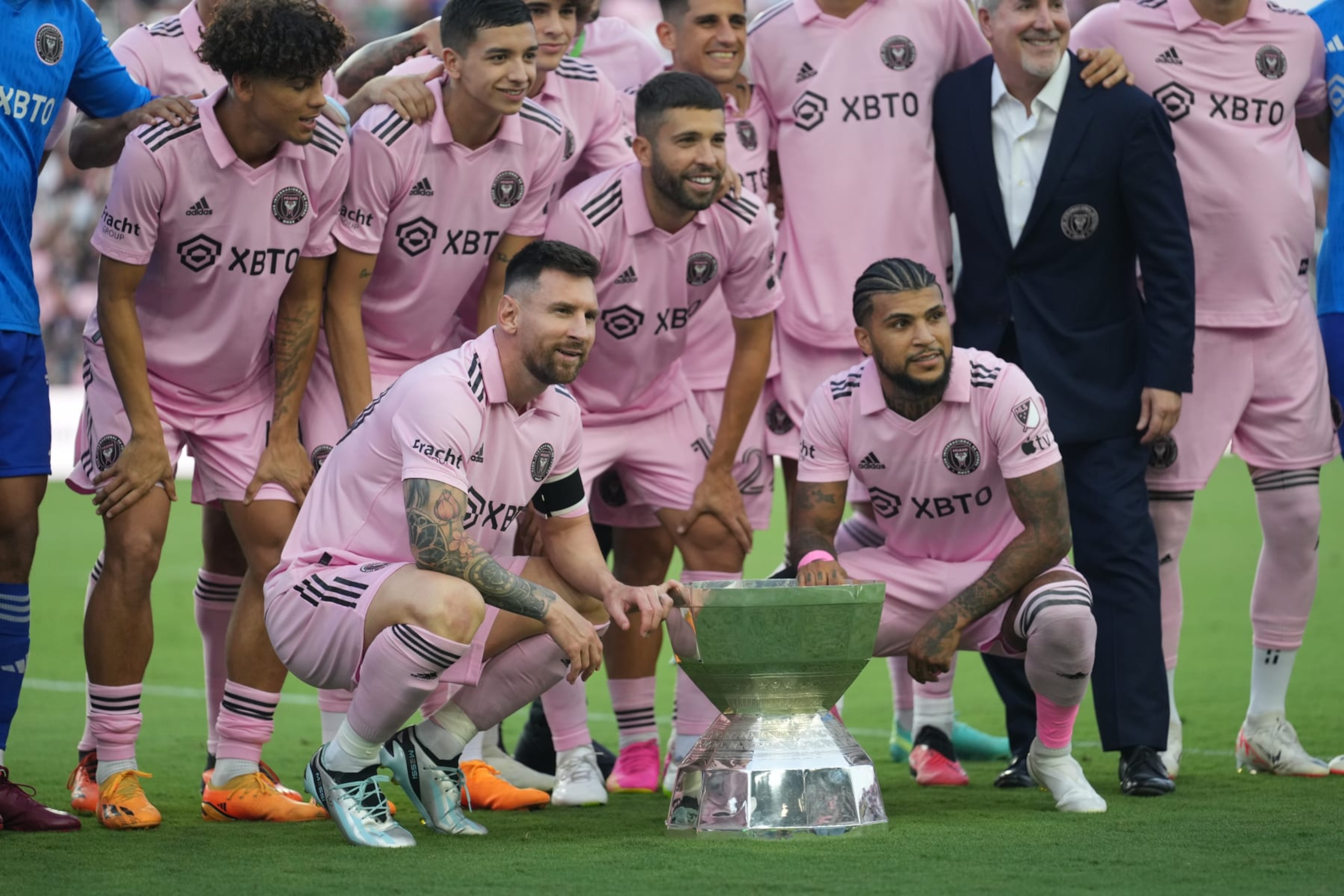 FORT LAUDERDALE, FL - AUGUST 30: Inter Miami forward Lionel Messi (10) and teammates pose with the Leagues Trophy before the game between Nashville SC and Inter Miami on Wednesday, August 30, 2023, DRV PNK Stadium, Fort Lauderdale, Fla. (Photo by Peter Joneleit/Icon Sportswire via Getty Images) FORT LAUDERDALE, FL - AUGUST 30: Inter Miami forward Lionel Messi (10) and teammates pose with the Leagues Trophy before the game between Nashville SC and Inter Miami on Wednesday, August 30, 2023, DRV PNK Stadium, Fort Lauderdale, Fla. (Photo by Peter Joneleit/Icon Sportswire via Getty Images)