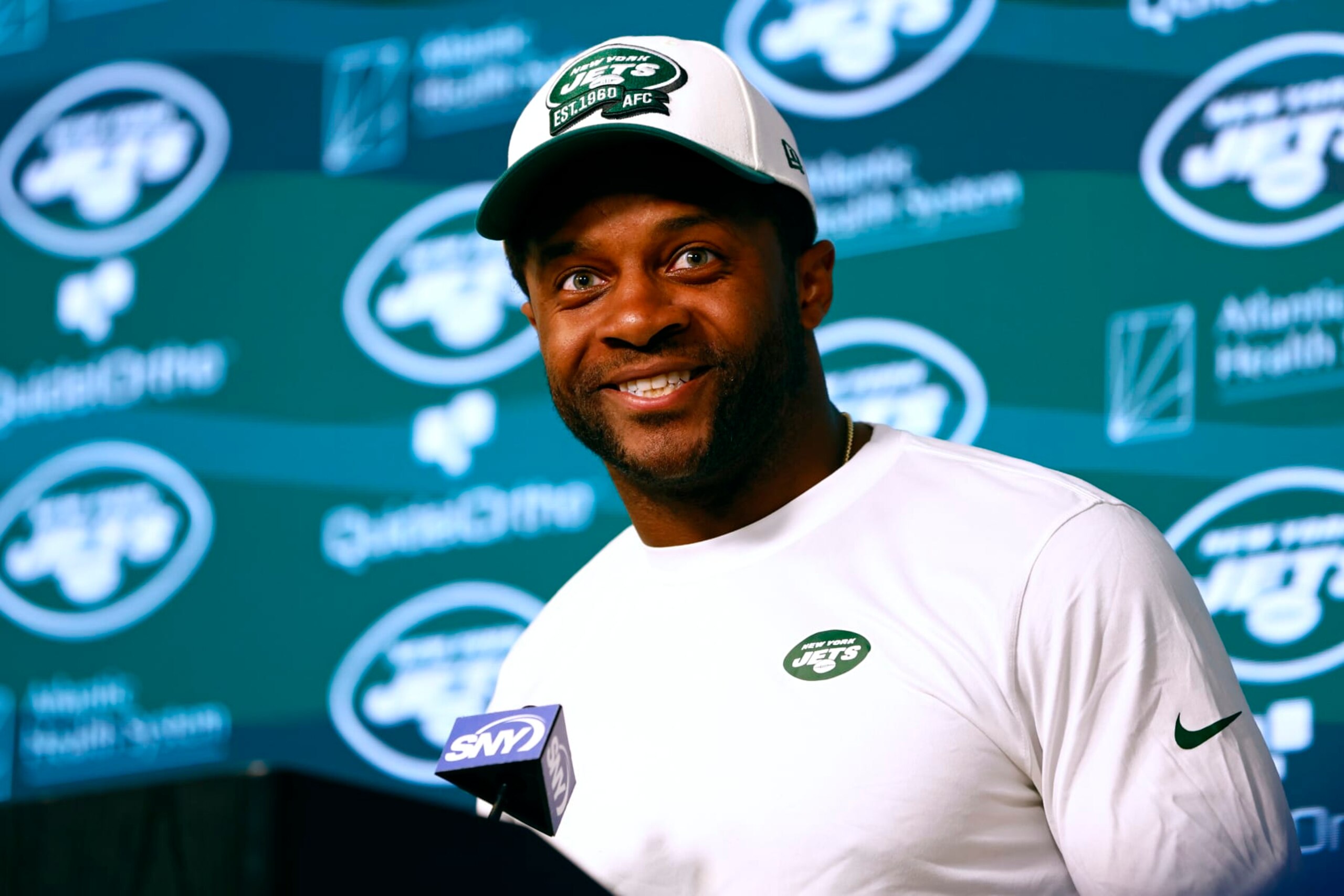 FLORHAM PARK, NEW JERSEY - MAY 31: Randall Cobb #18 of the New York Jets talks to reporters before the teams OTAs at Atlantic Health Jets Training Center on May 31, 2023 in Florham Park, New Jersey. (Photo by Rich Schultz/Getty Images) FLORHAM PARK, NEW JERSEY - MAY 31: Randall Cobb #18 of the New York Jets talks to reporters before the teams OTAs at Atlantic Health Jets Training Center on May 31, 2023 in Florham Park, New Jersey. (Photo by Rich Schultz/Getty Images)