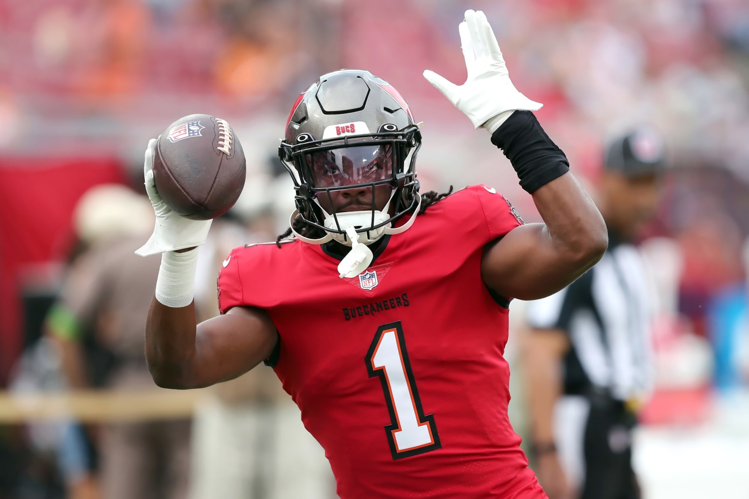 TAMPA, FL - AUGUST 26: Tampa Bay Buccaneers Running Back Rachaad White (1) catches a pass before the preseason game between the Baltimore Ravens and the Tampa Bay Buccaneers on August 26, 2023 at Raymond James Stadium in Tampa, Florida. (Photo by Cliff Welch/Icon Sportswire via Getty Images)
