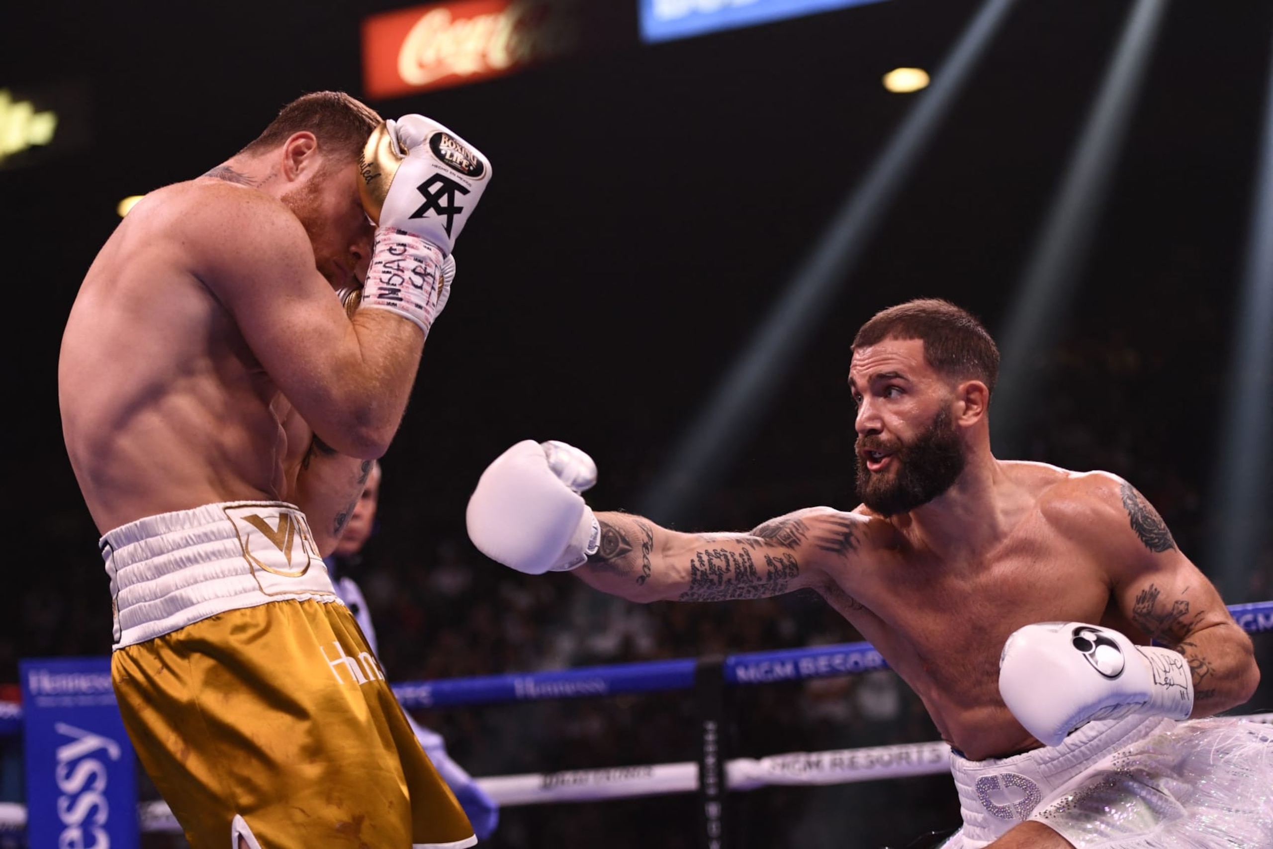 Canelo Alvarez of Mexico (L) blocks a punch from Caleb Plant of the United States (R) during their super-middleweight unification boxing match at MGM Garden Arena in Las Vegas, Nevada on November 6, 2021. (Photo by Patrick T. FALLON / AFP) (Photo by PATRICK T. FALLON/AFP via Getty Images) Canelo Alvarez of Mexico (L) blocks a punch from Caleb Plant of the United States (R) during their super-middleweight unification boxing match at MGM Garden Arena in Las Vegas, Nevada on November 6, 2021. (Photo by Patrick T. FALLON / AFP) (Photo by PATRICK T. FALLON/AFP via Getty Images)