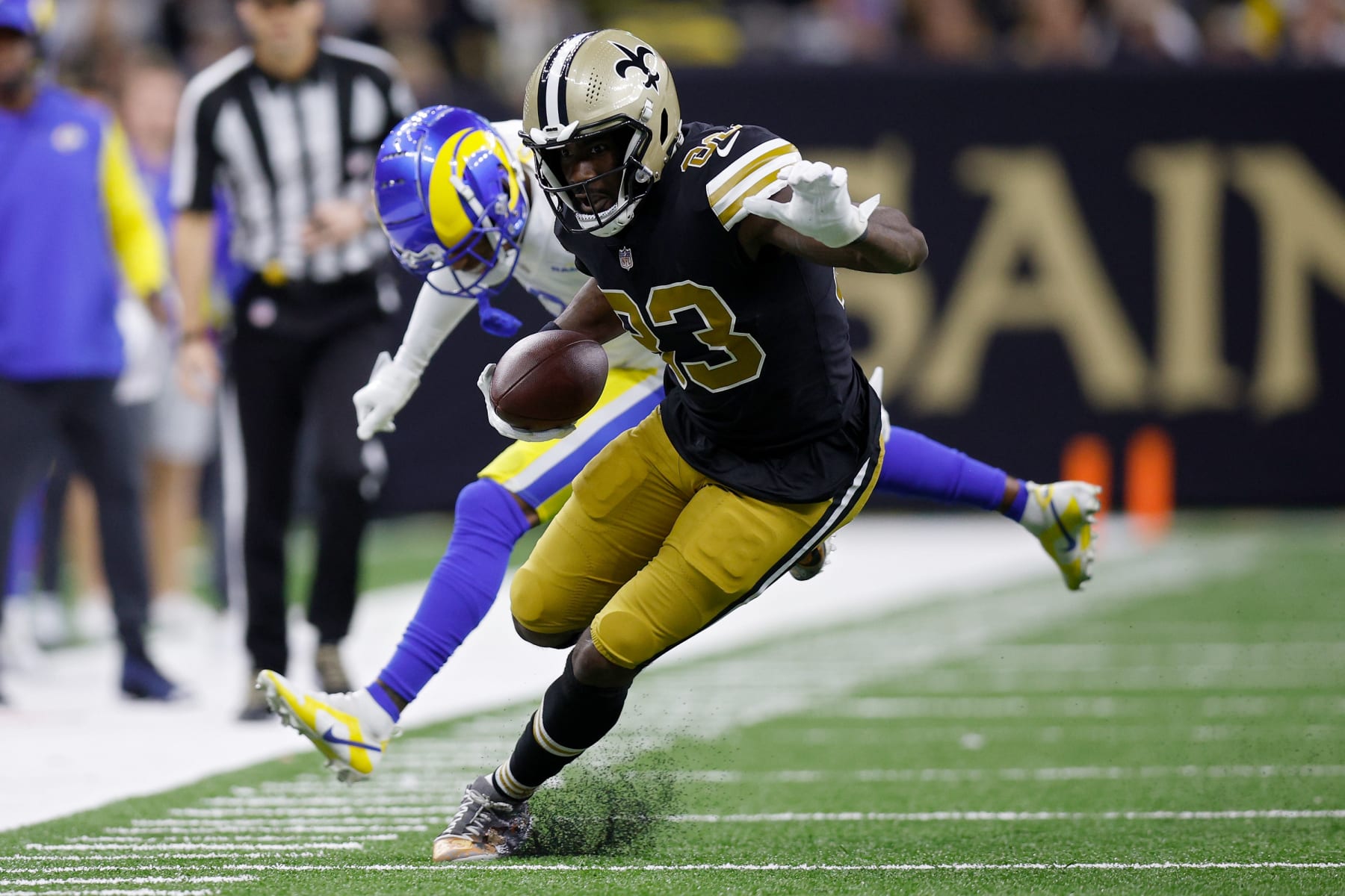 NEW ORLEANS, LOUISIANA - NOVEMBER 20: Juwan Johnson #83 of the New Orleans Saints carries the ball during the first quarter against the Los Angeles Rams at Caesars Superdome on November 20, 2022 in New Orleans, Louisiana. (Photo by Sean Gardner/Getty Images)