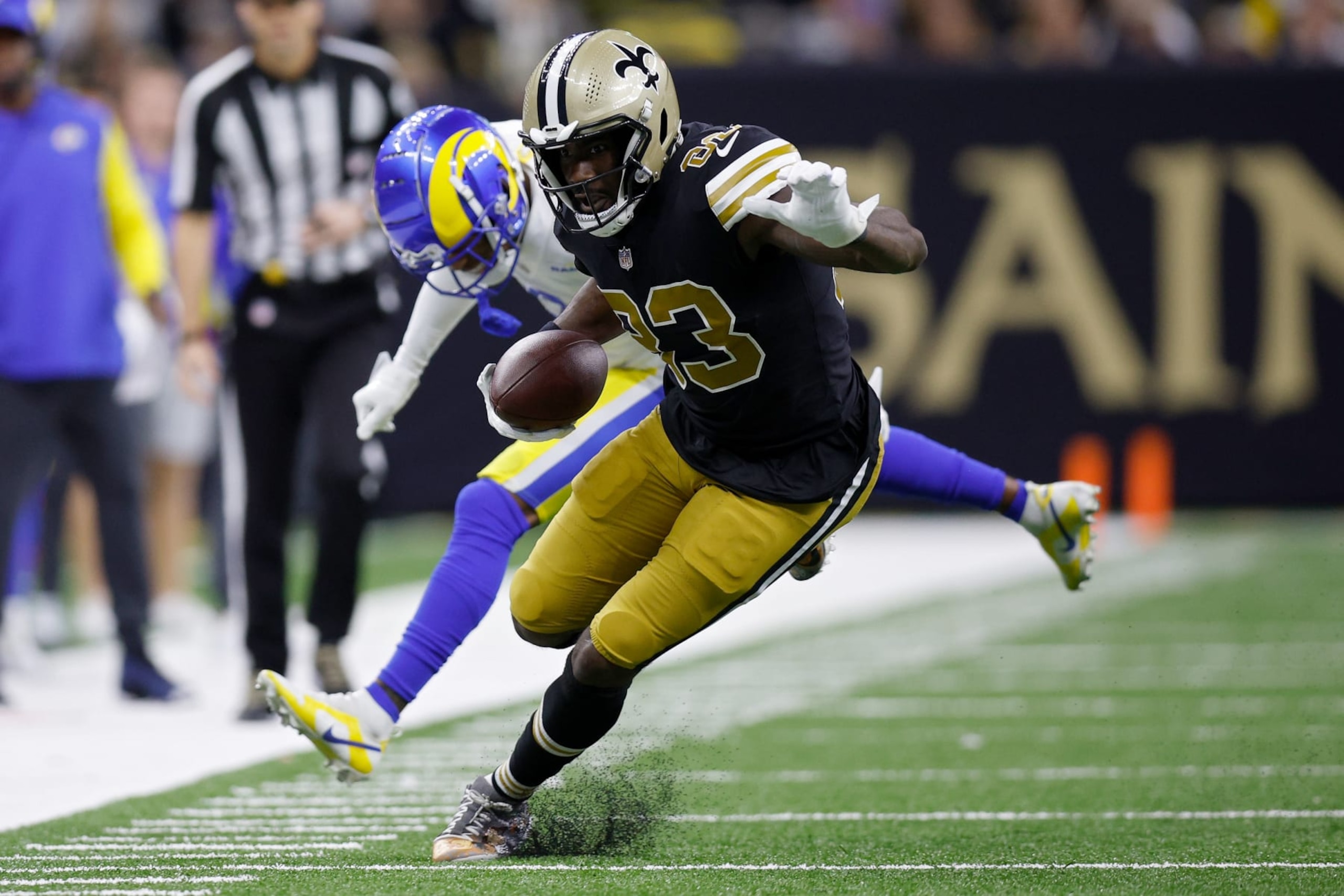 NEW ORLEANS, LOUISIANA - NOVEMBER 20: Juwan Johnson #83 of the New Orleans Saints carries the ball during the first quarter against the Los Angeles Rams at Caesars Superdome on November 20, 2022 in New Orleans, Louisiana. (Photo by Sean Gardner/Getty Images) NEW ORLEANS, LOUISIANA - NOVEMBER 20: Juwan Johnson #83 of the New Orleans Saints carries the ball during the first quarter against the Los Angeles Rams at Caesars Superdome on November 20, 2022 in New Orleans, Louisiana. (Photo by Sean Gardner/Getty Images)