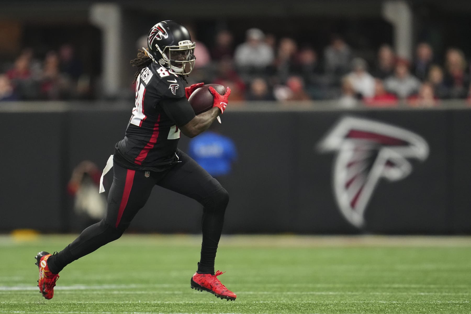 ATLANTA, GA - JANUARY 08: Cordarrelle Patterson #84 of the Atlanta Falcons runs the ball against the Tampa Bay Buccaneers at Mercedes-Benz Stadium on January 8, 2023 in Atlanta, Georgia. (Photo by Cooper Neill/Getty Images)