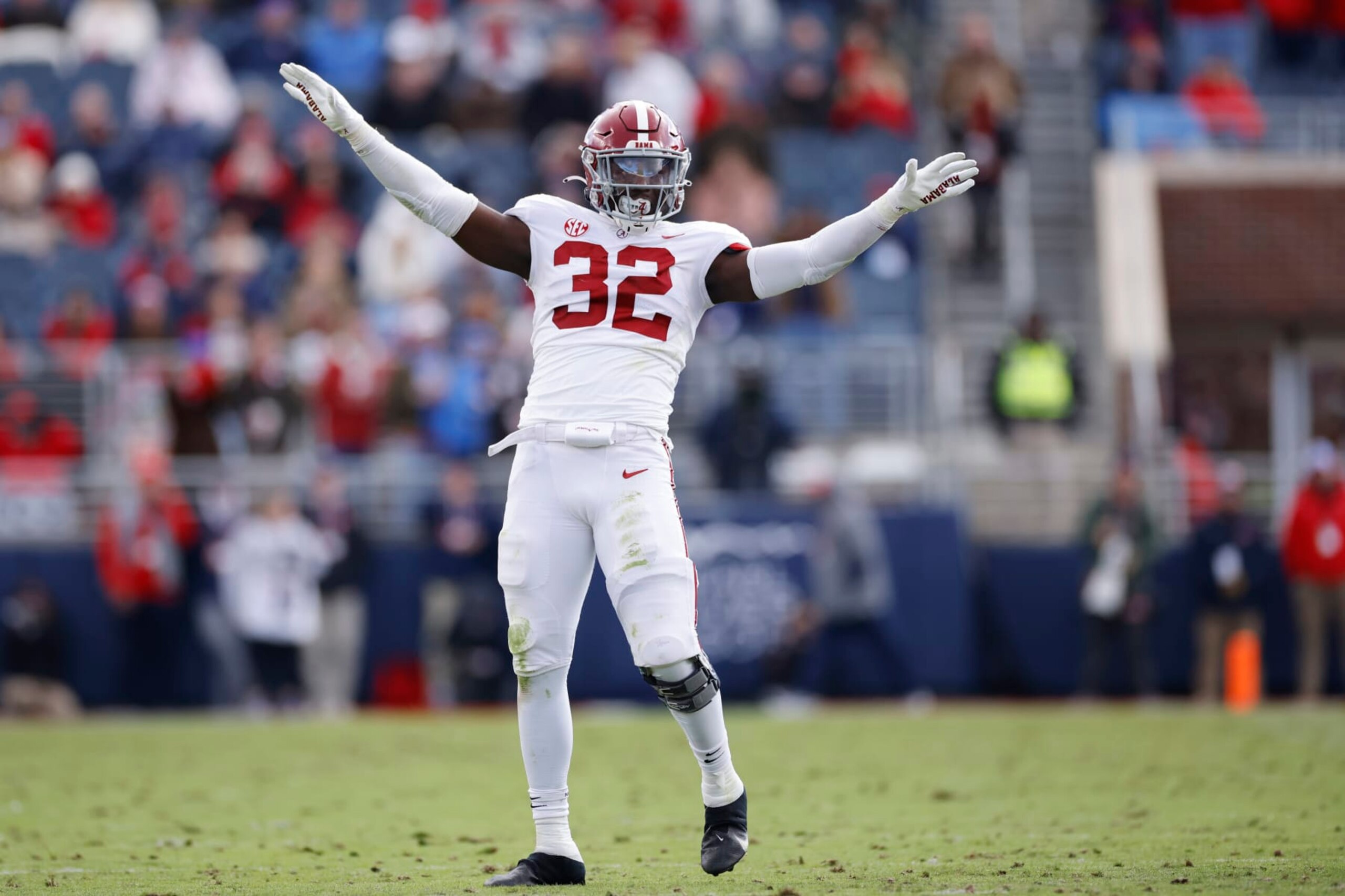 OXFORD, MS - NOVEMBER 12: Alabama Crimson Tide linebacker Deontae Lawson (32) reacts after a defensive stand during a college football game against the Mississippi Rebels on November 12, 2022 at Vaught-Hemingway Stadium in Oxford, Mississippi. (Photo by Joe Robbins/Icon Sportswire via Getty Images)