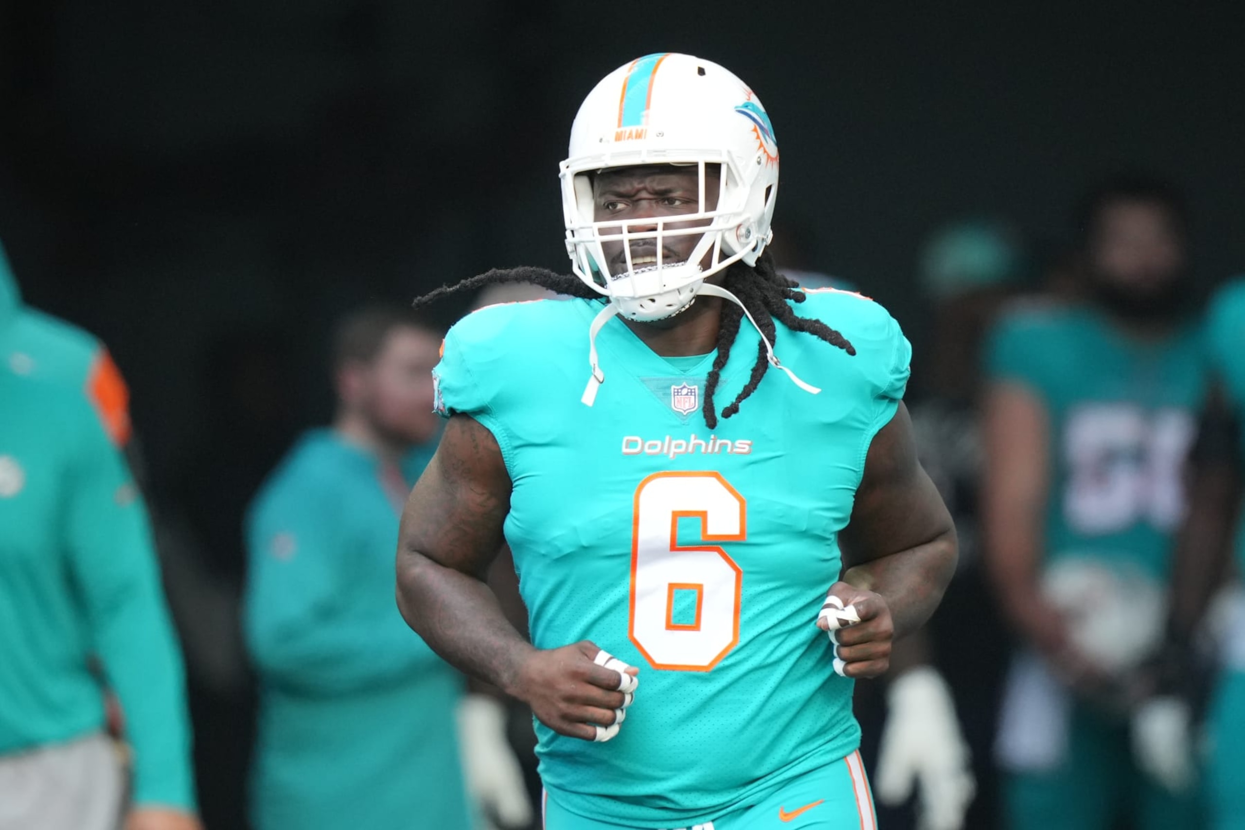 MIAMI GARDENS, FL - JANUARY 08: Miami Dolphins linebacker Melvin Ingram (6)  enters the field before the game between the New York Jets and the Miami Dolphins on Sunday, January 8, 2023 at Hard Rock Stadium, Miami Gardens, Fla. (Photo by Peter Joneleit/Icon Sportswire via Getty Images)
