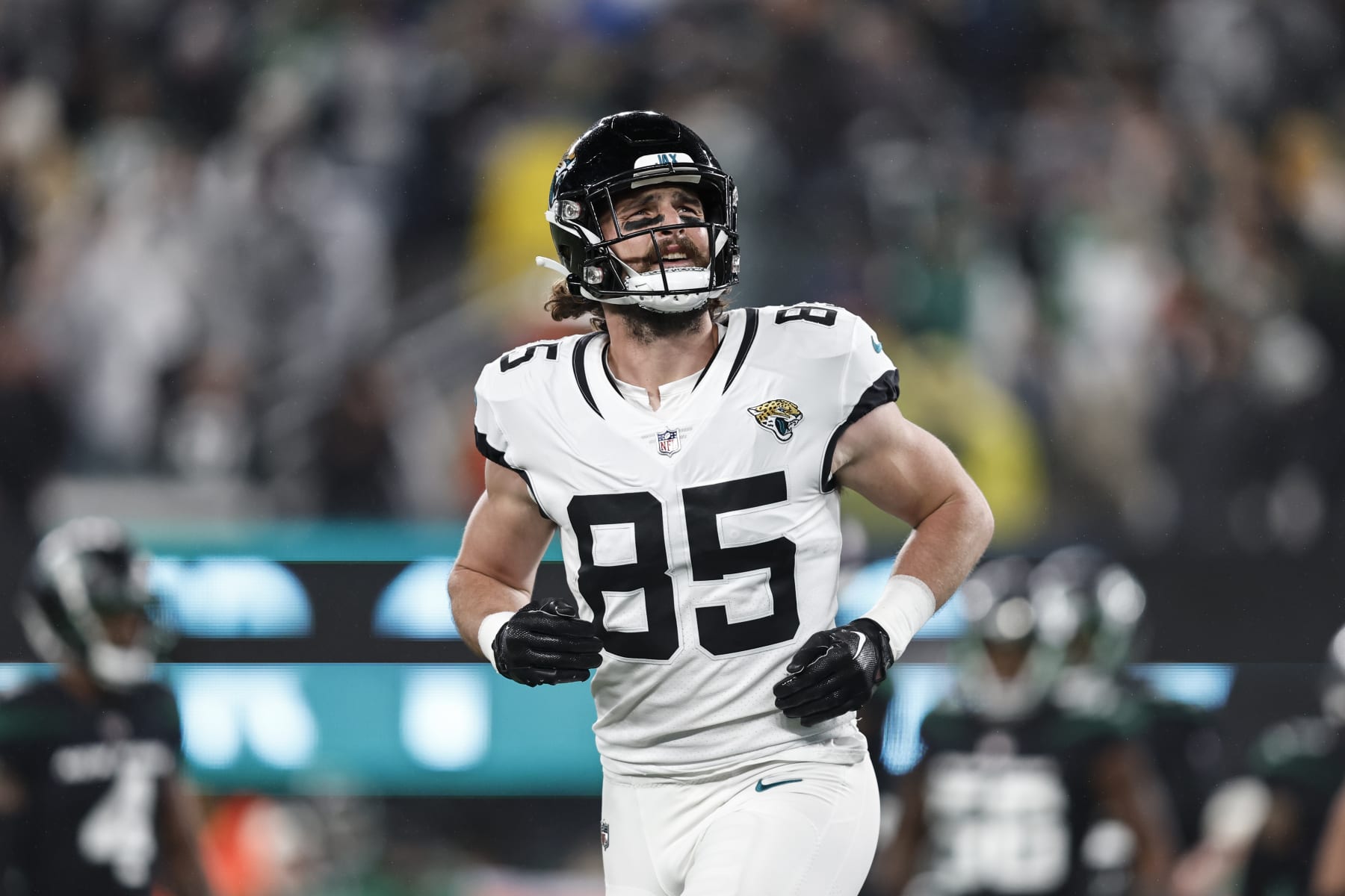 EAST RUTHERFORD, NEW JERSEY - DECEMBER 22: Dan Arnold #85 of the Jacksonville Jaguars reacts as he looks on during an NFL football game between the New York Jets and the Jacksonville Jaguars at MetLife Stadium on December 22, 2022 in East Rutherford, New Jersey. (Photo by Michael Owens/Getty Images)